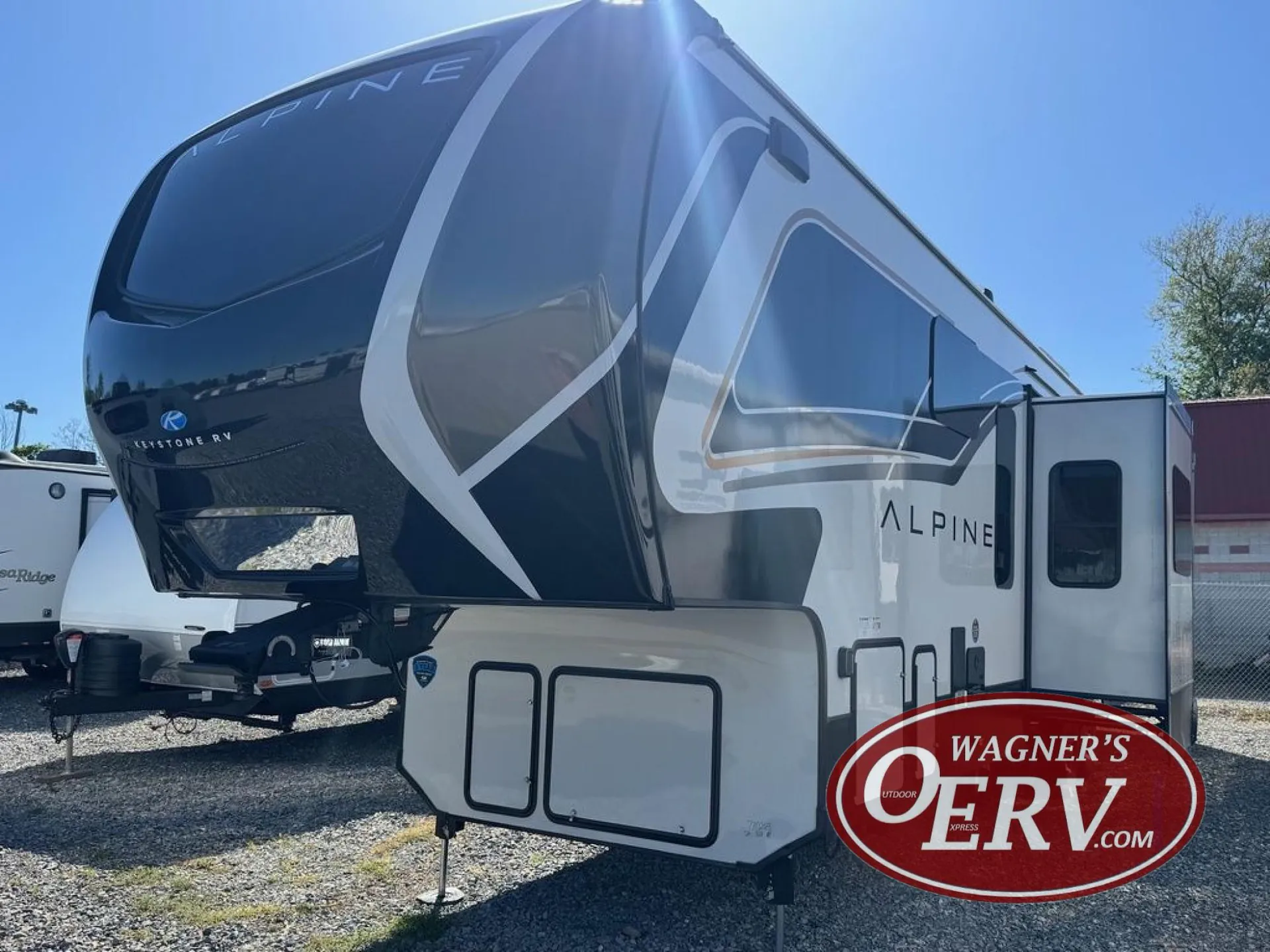 2025 Keystone Alpine 3820FK - Photo 4