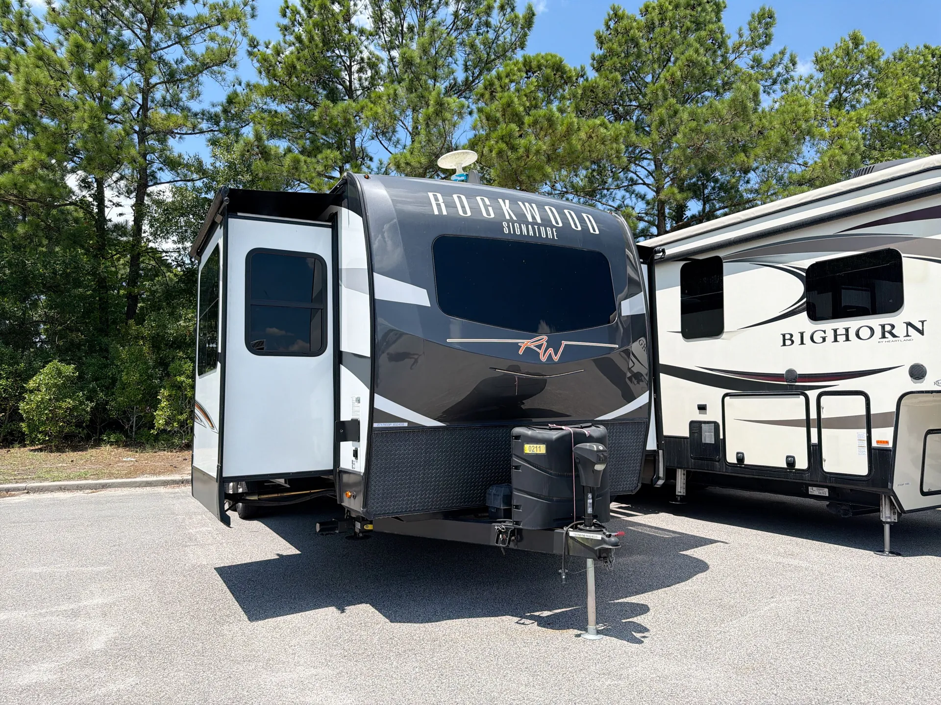 2022 Forest River Rockwood Signature Ultra Lite 8324SB - Photo 2