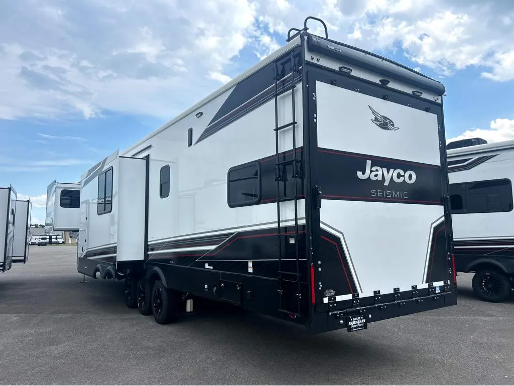 2026 Jayco Seismic 395 - Photo 4