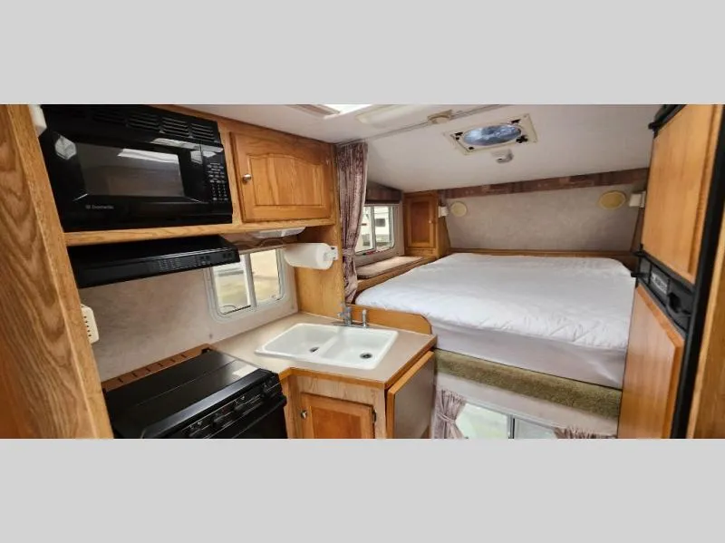 2004 Thor Citation Supreme Used    9.1 Truck Camper - Photo 2
