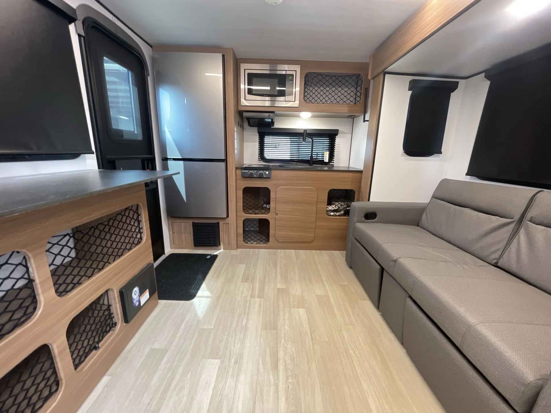 2026 Keystone Reign 19RK — living area main