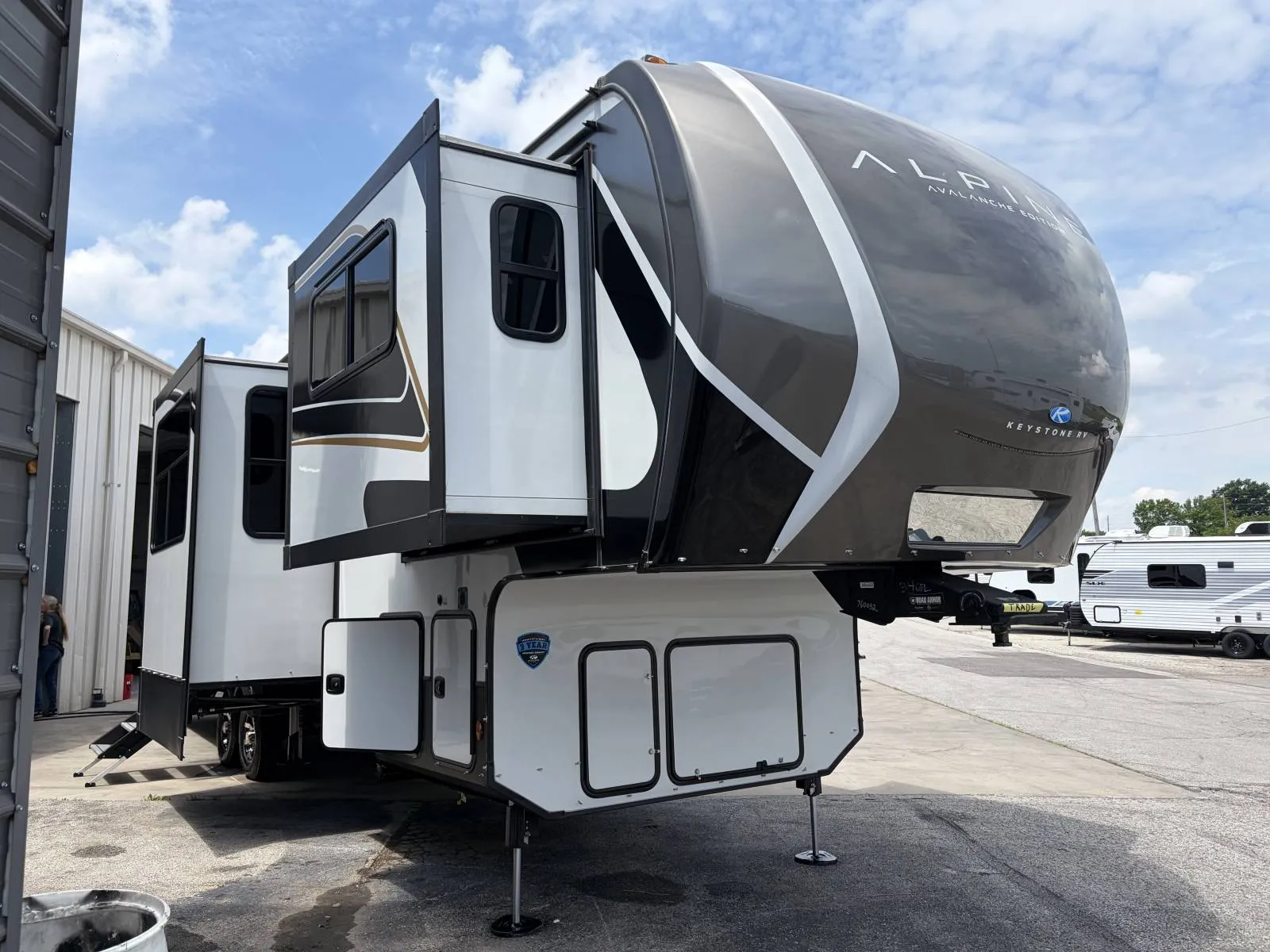 2025 Keystone Avalanche 346FL - Photo 2