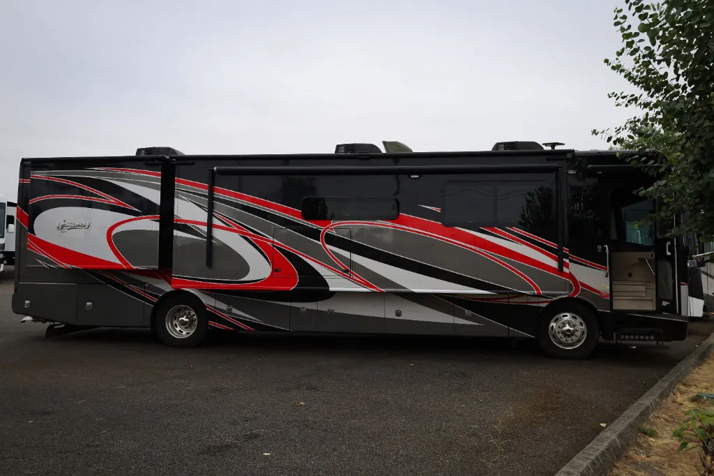 2020 Fleetwood Discovery 38F - Photo 3