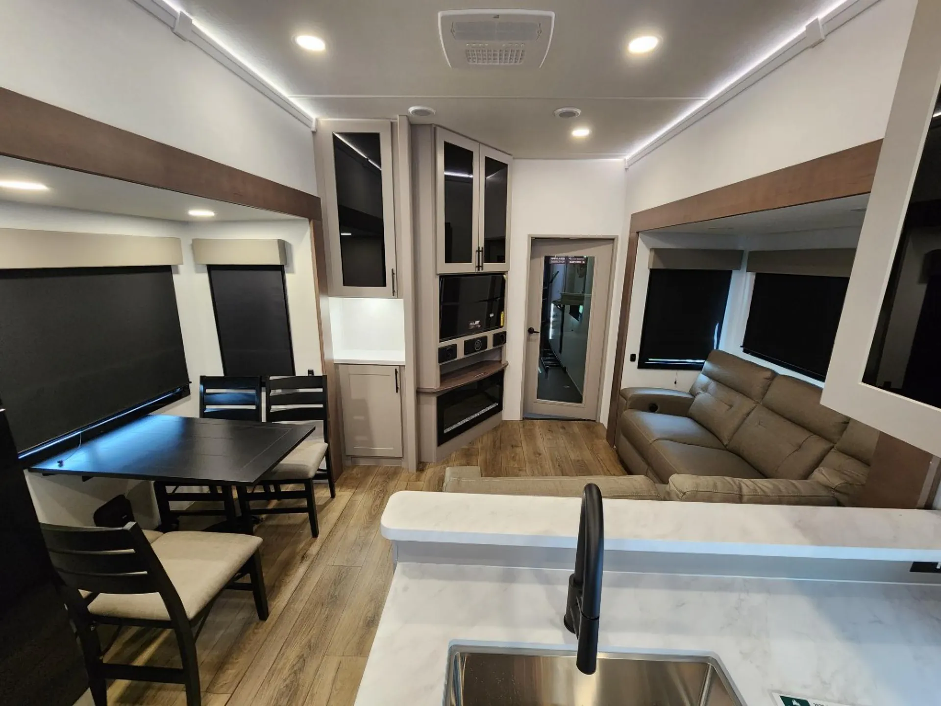 2026 Alliance RV Valor All-Access 40A14 - Photo 4