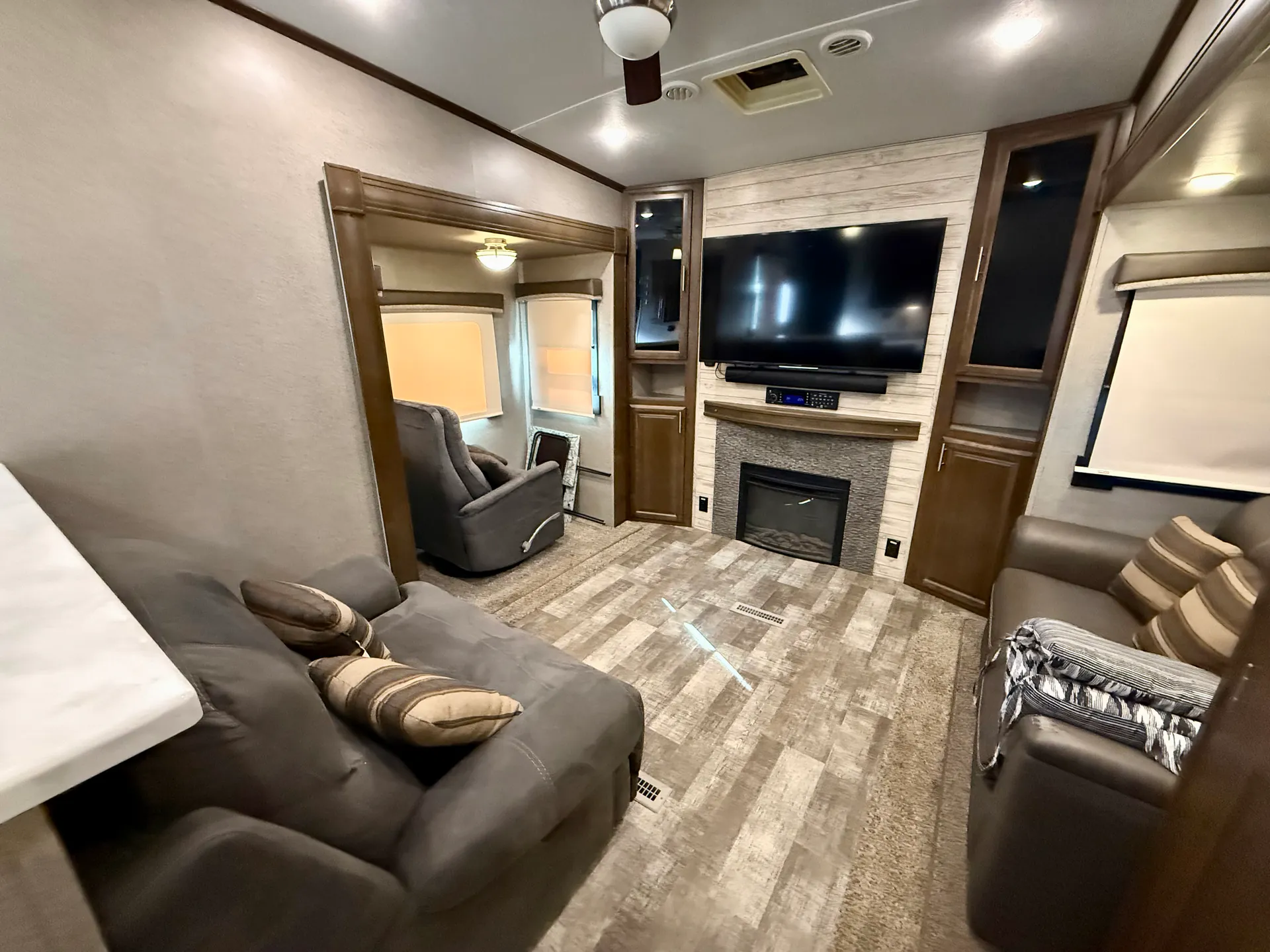 2019 Forest River Rockwood Signature Ultra Lite 8298WS — Photo 7
