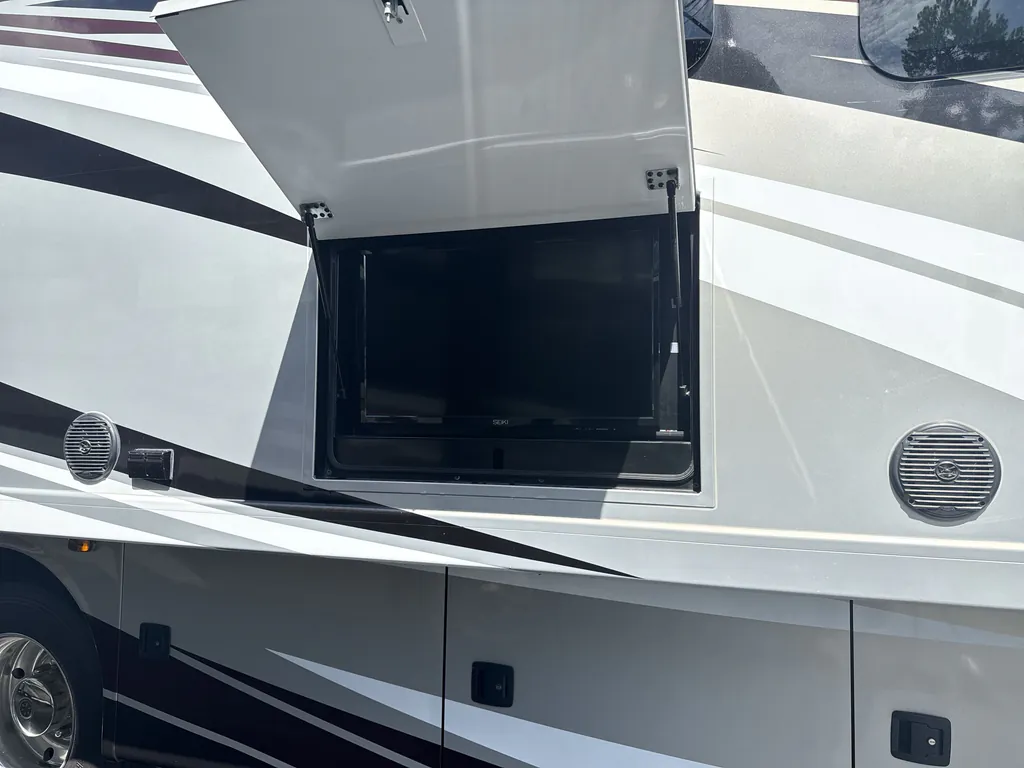 2017 Thor Motor Coach Challenger 37YT, Photos photo 26