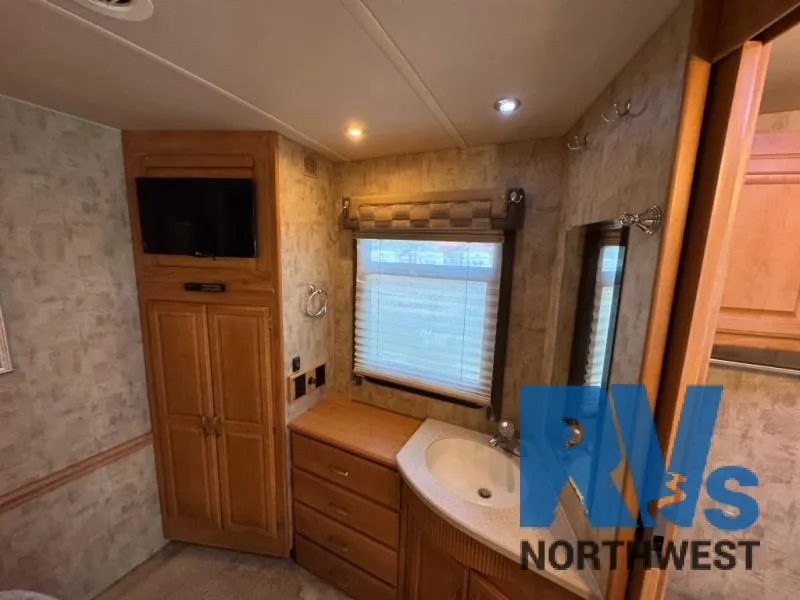 2007 Winnebago Adventurer 38T - Photo 3