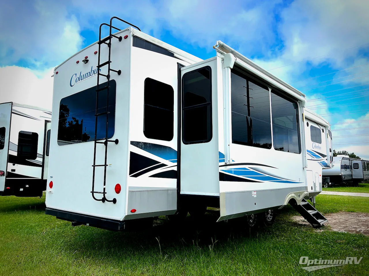 2022 Palomino Columbus 329DV dealer photo 3 from Optimum RV
