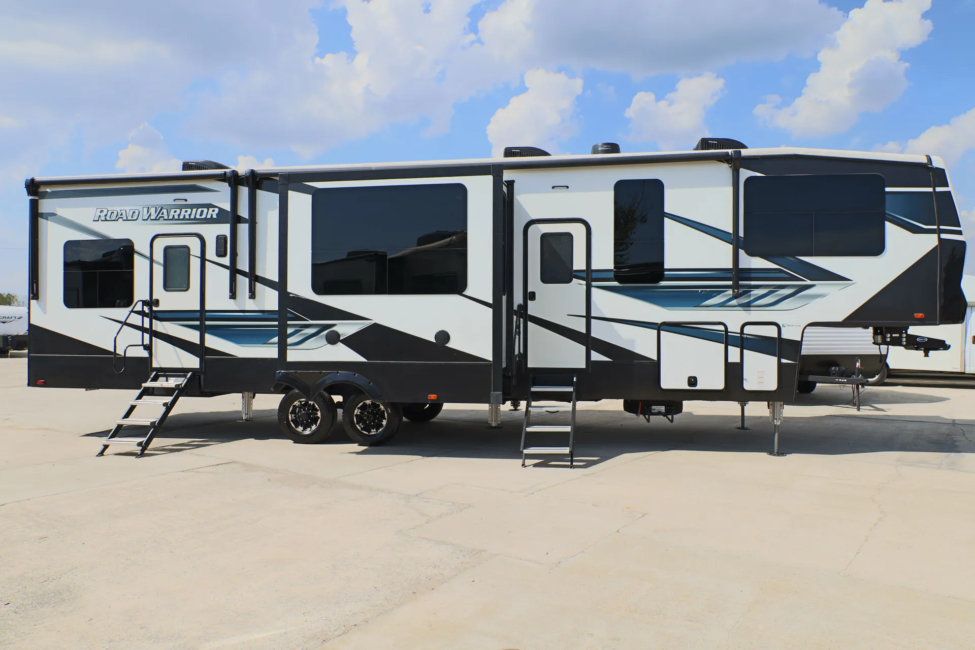 2022 Heartland Road Warrior 375 - Photo 2