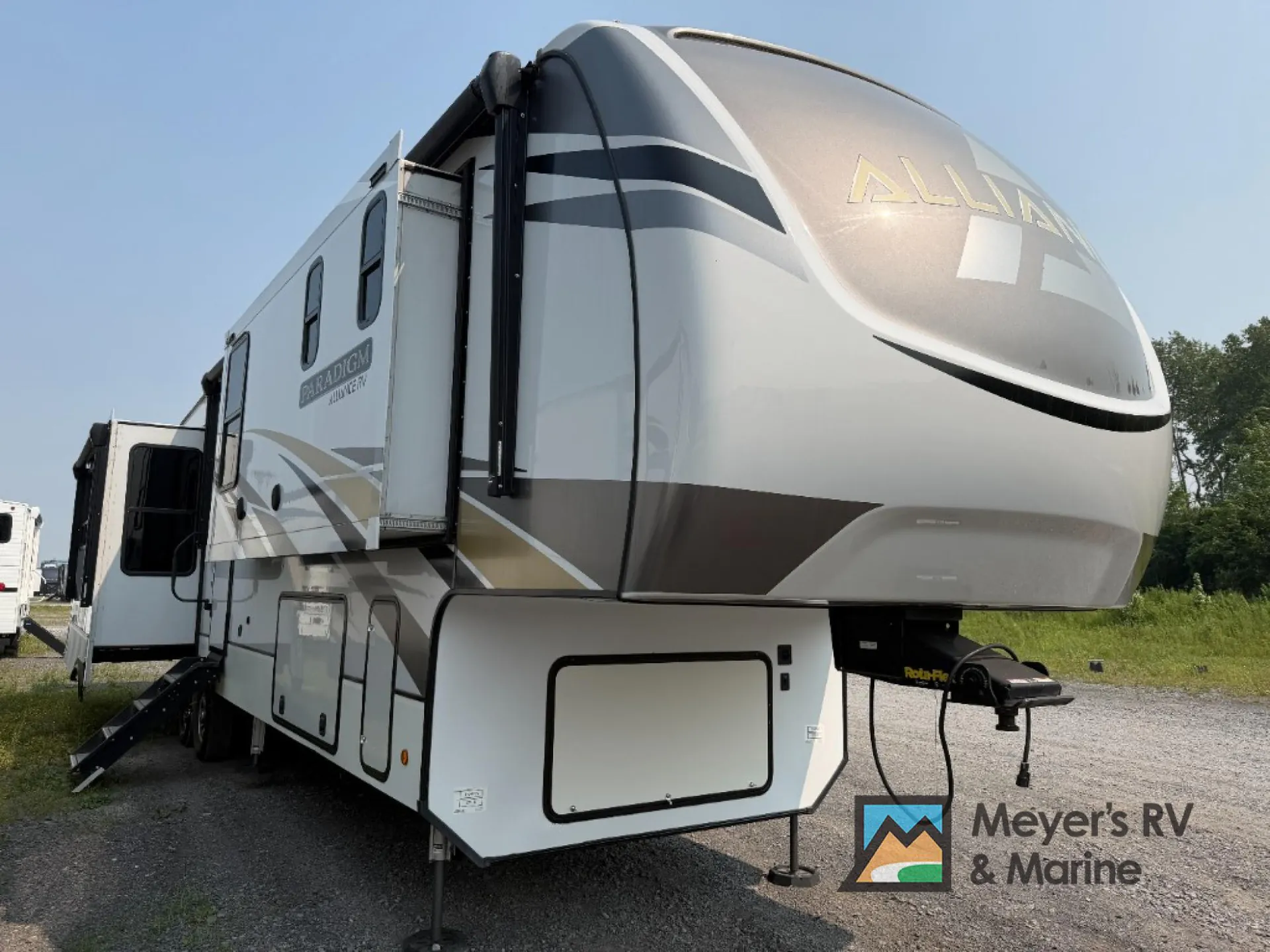 2021 Alliance RV Paradigm 370FB - Photo 2