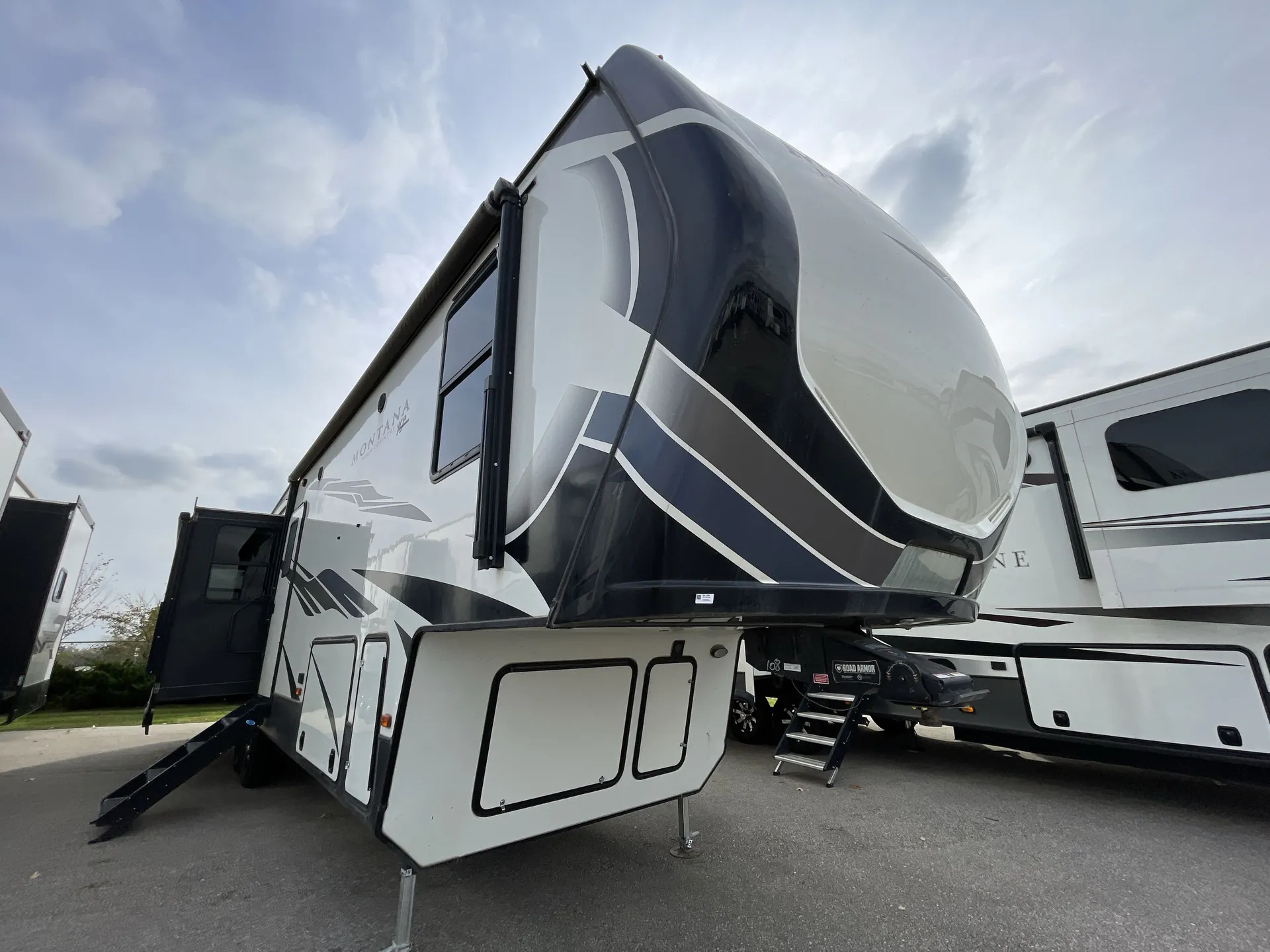 2020 Keystone Montana High Country 331RL - Photo 2