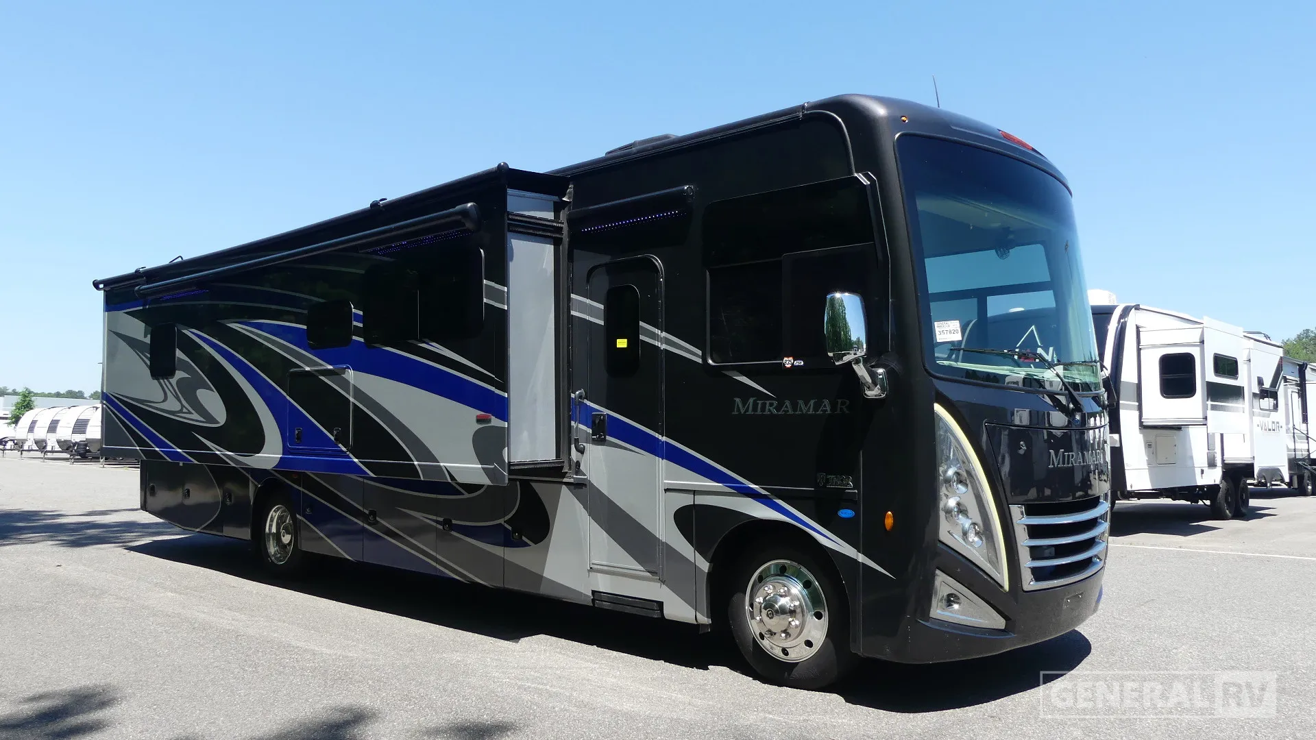 2022 Thor Motor Coach Miramar 35.2 - Photo 2