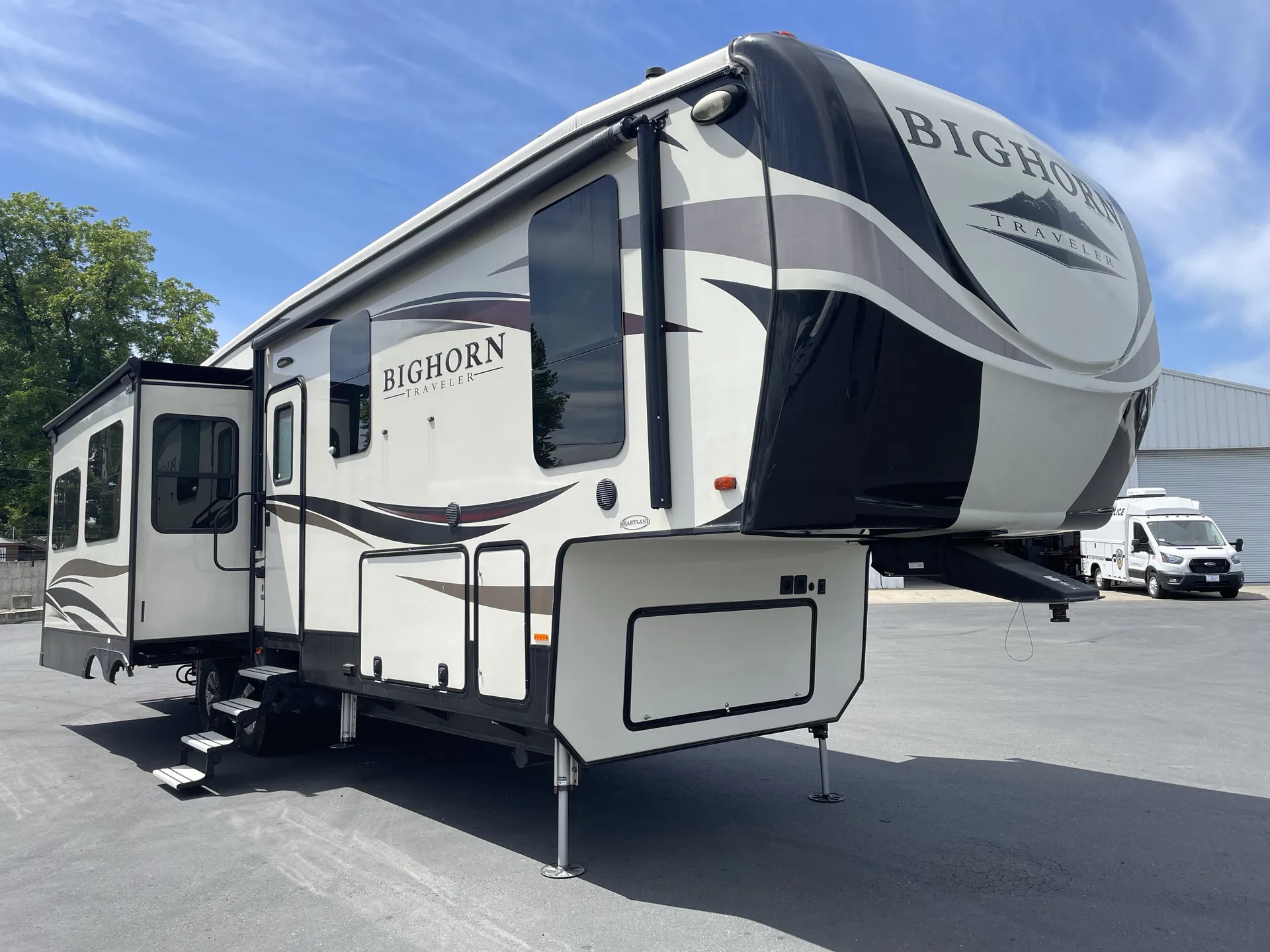2018 Heartland Bighorn Traveler 32RS - Photo 2