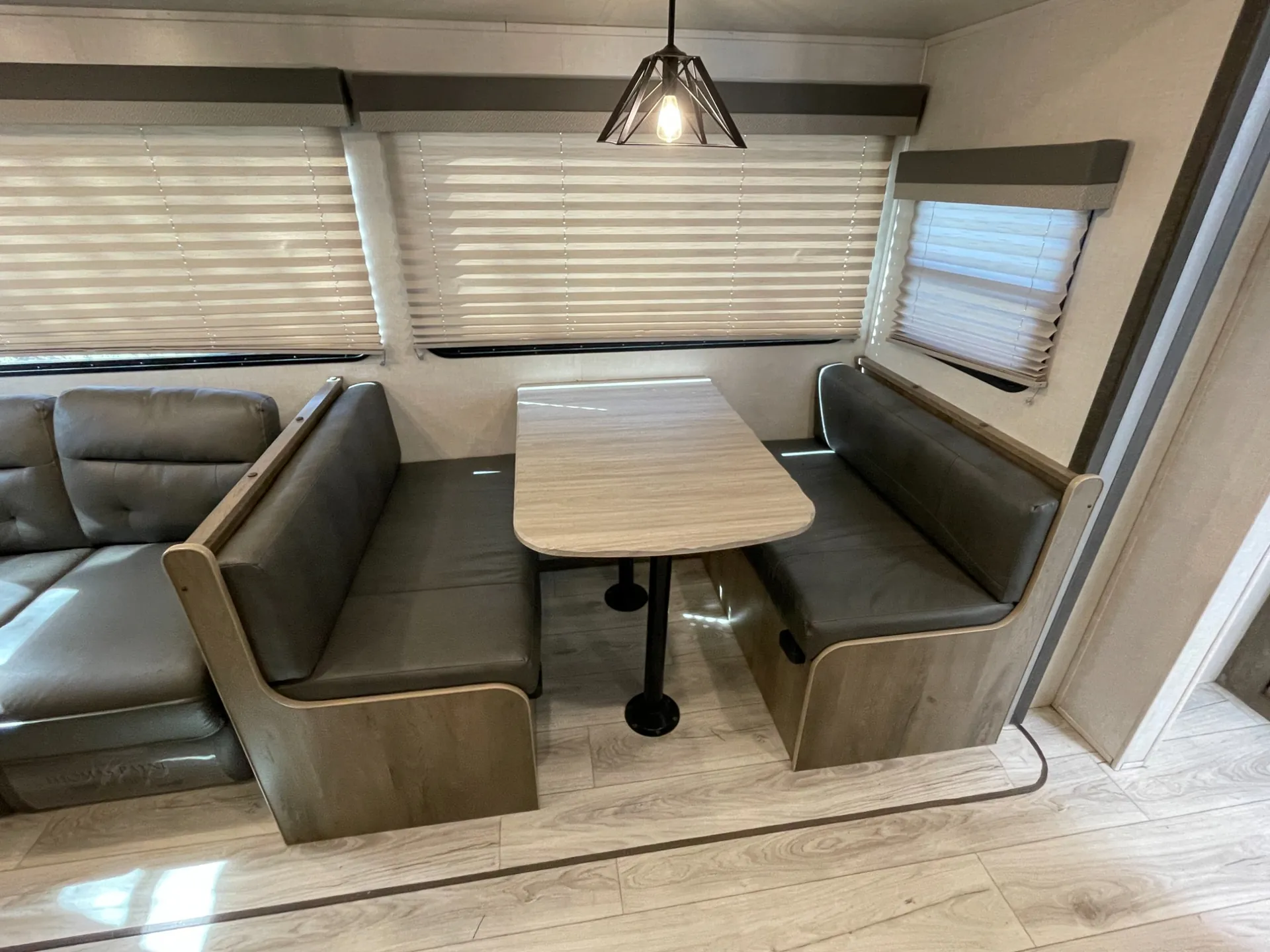 2022 Forest River Surveyor Legend 296QBLE — Photo 7