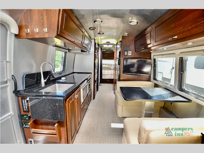 2017 Airstream Classic 30 - Photo 3