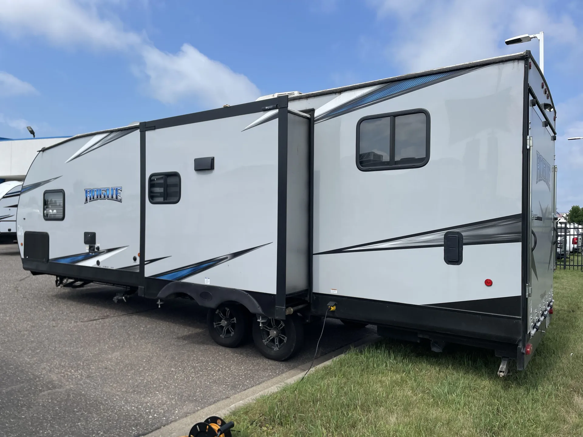 2021 Forest River Vengeance Rogue 26V — off campside