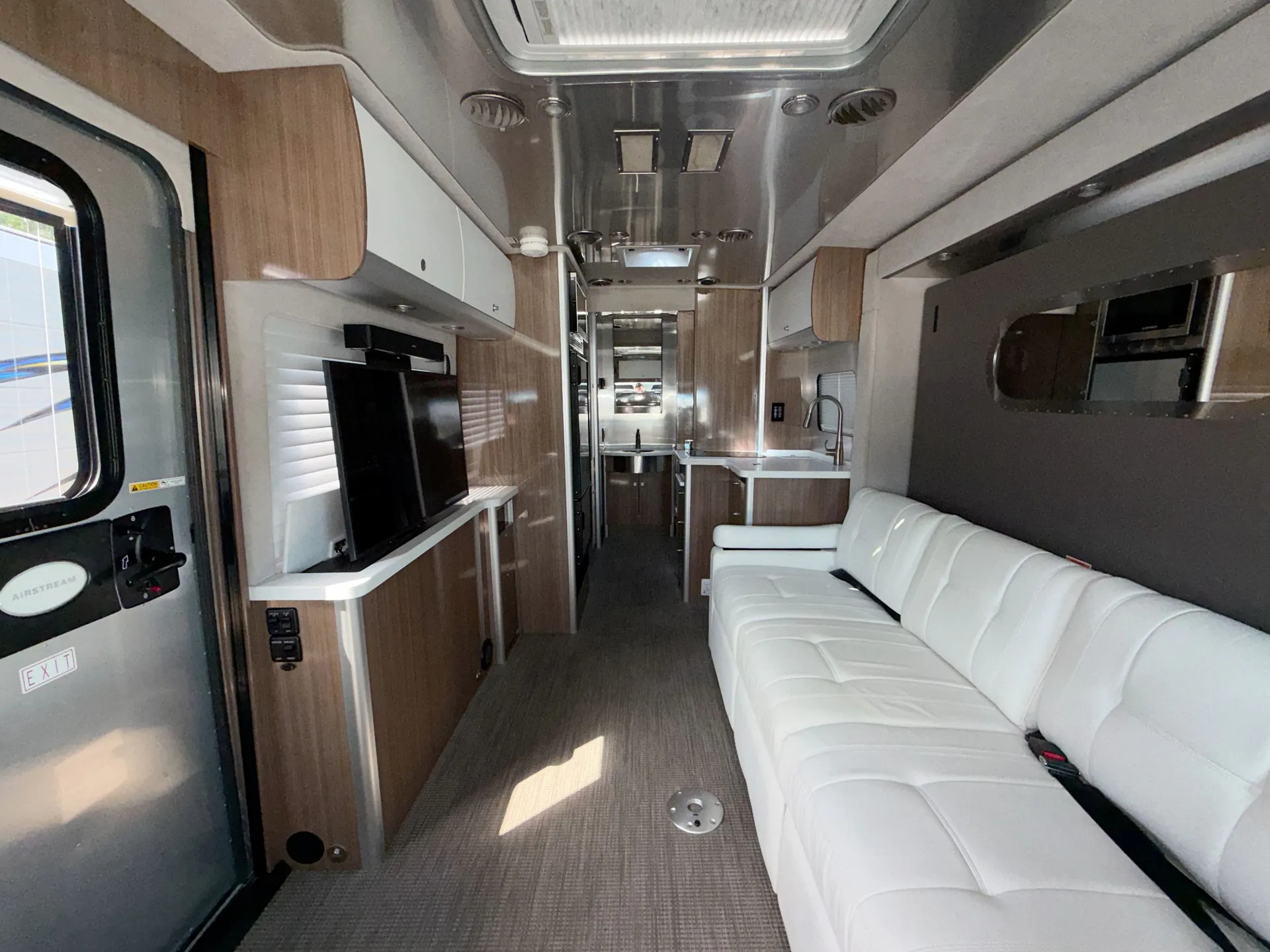 2018 airstream Atlas Murphy Suite — living area main