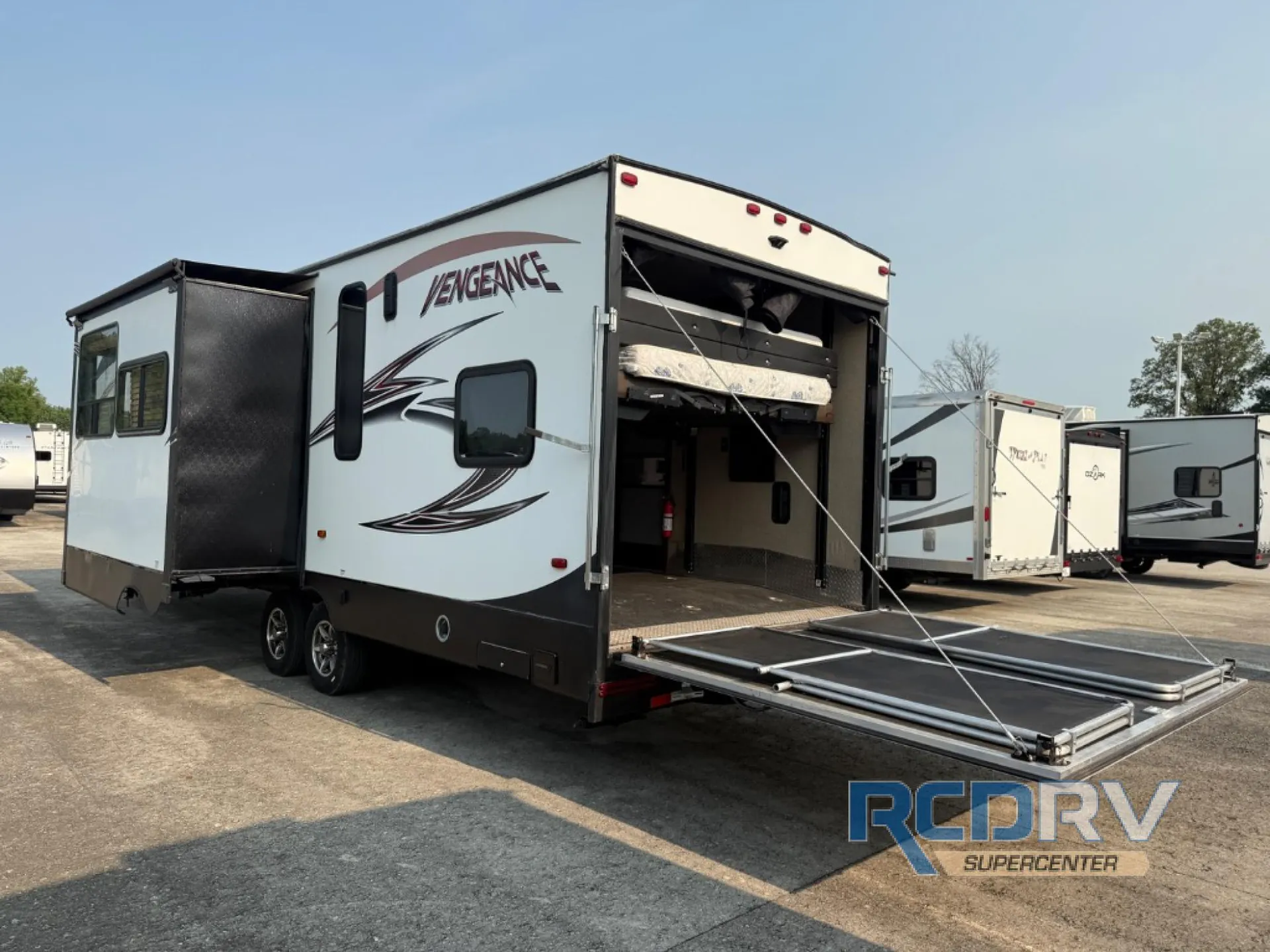 2016 Forest River Vengeance Super Sport 31V - Photo 2