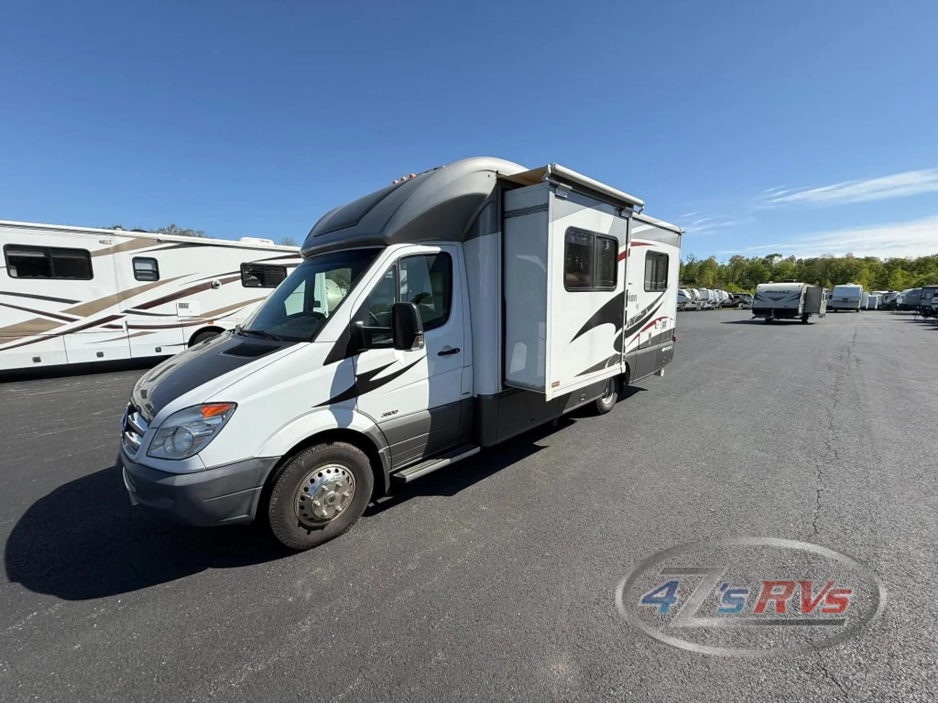 2013 Winnebago Navion 24V - Photo 3