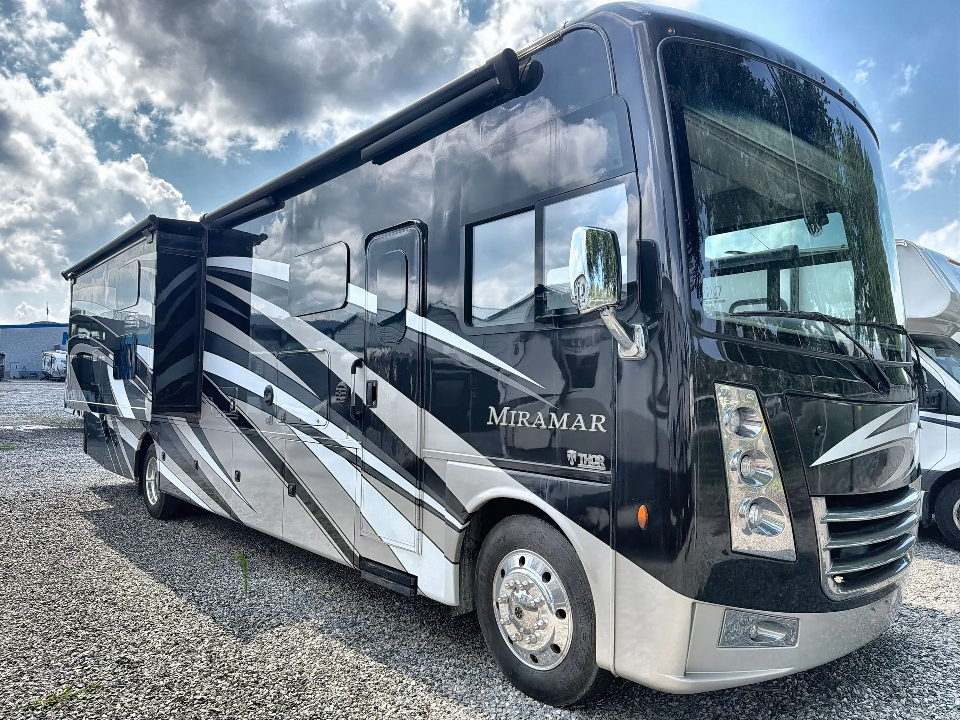 2018 Thor Motor Coach Miramar 37.1 - Photo 2