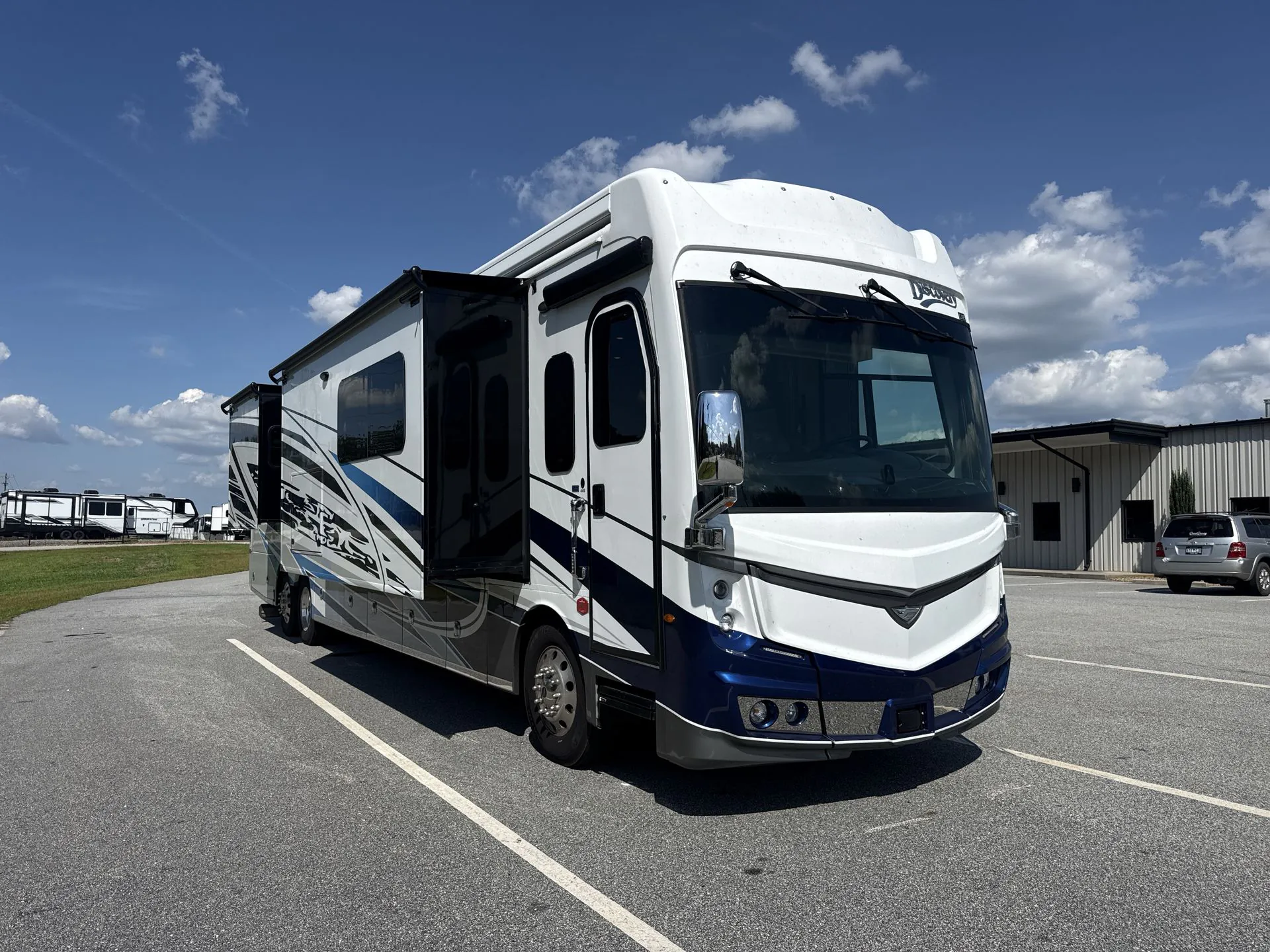 2026 Fleetwood Discovery LXE 44S - Photo 2