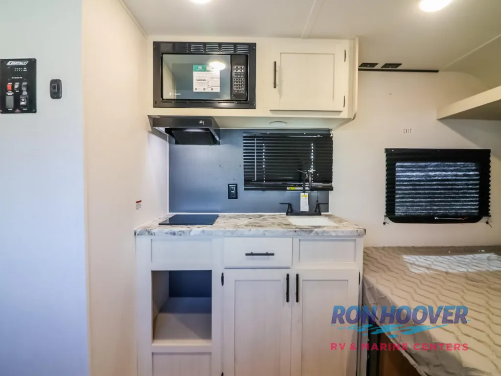 2027 Shasta Compact 17DB, Photos photo 5