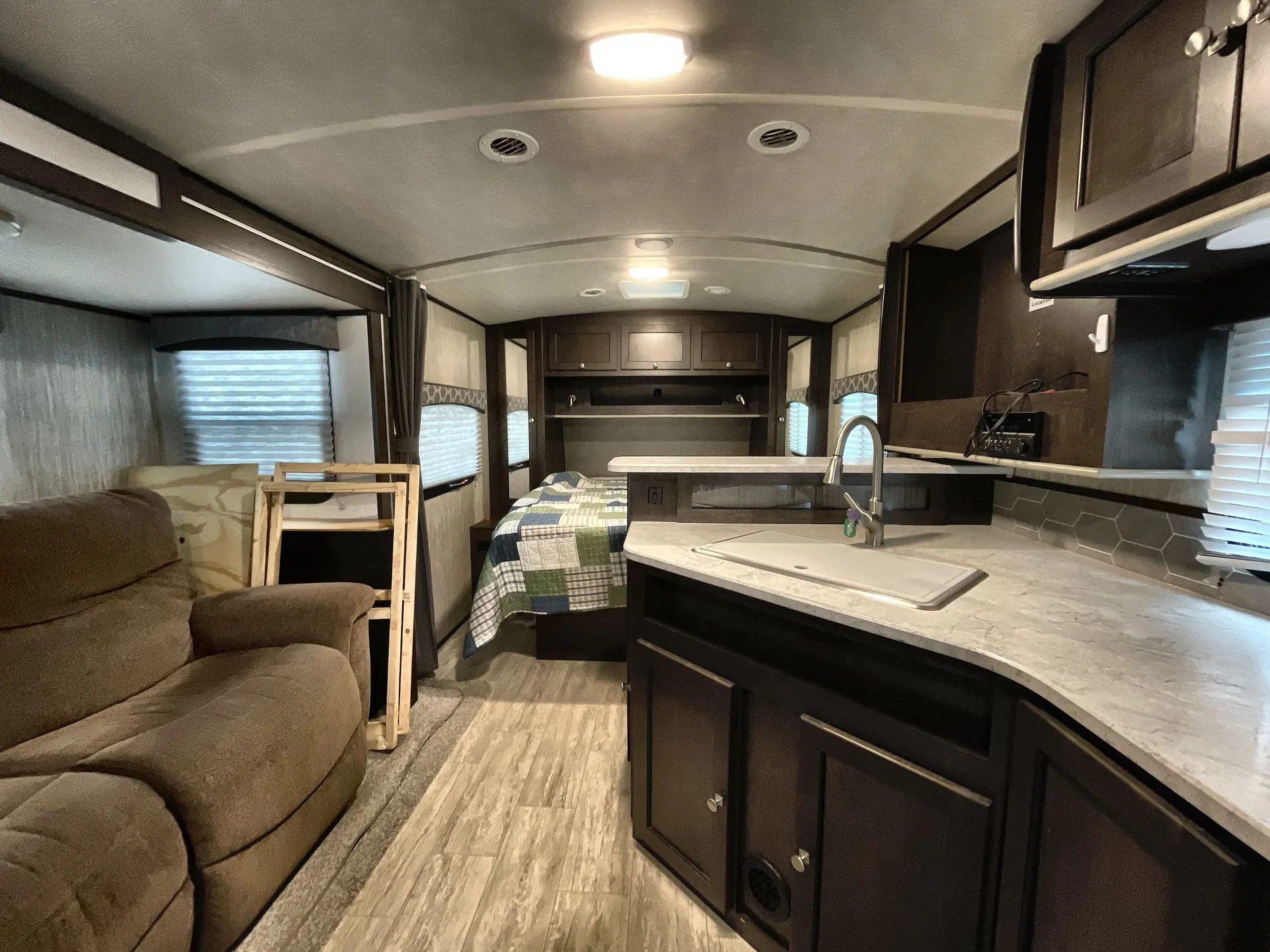 2020 cruiser rv Shadow Cruiser 225RBS — living area main