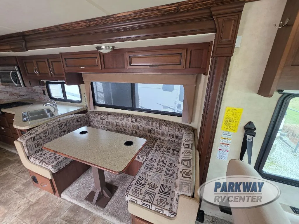 2011 Fleetwood RV Bounder 33U - Photo 4