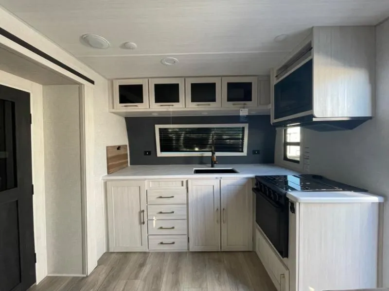 2025 Forest River Grand Surveyor 275FKBS — Photo 7