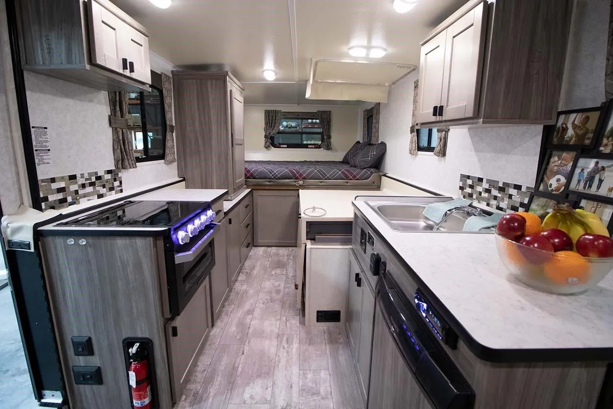 2024 TrailManor 2720 Series QB - Photo 4