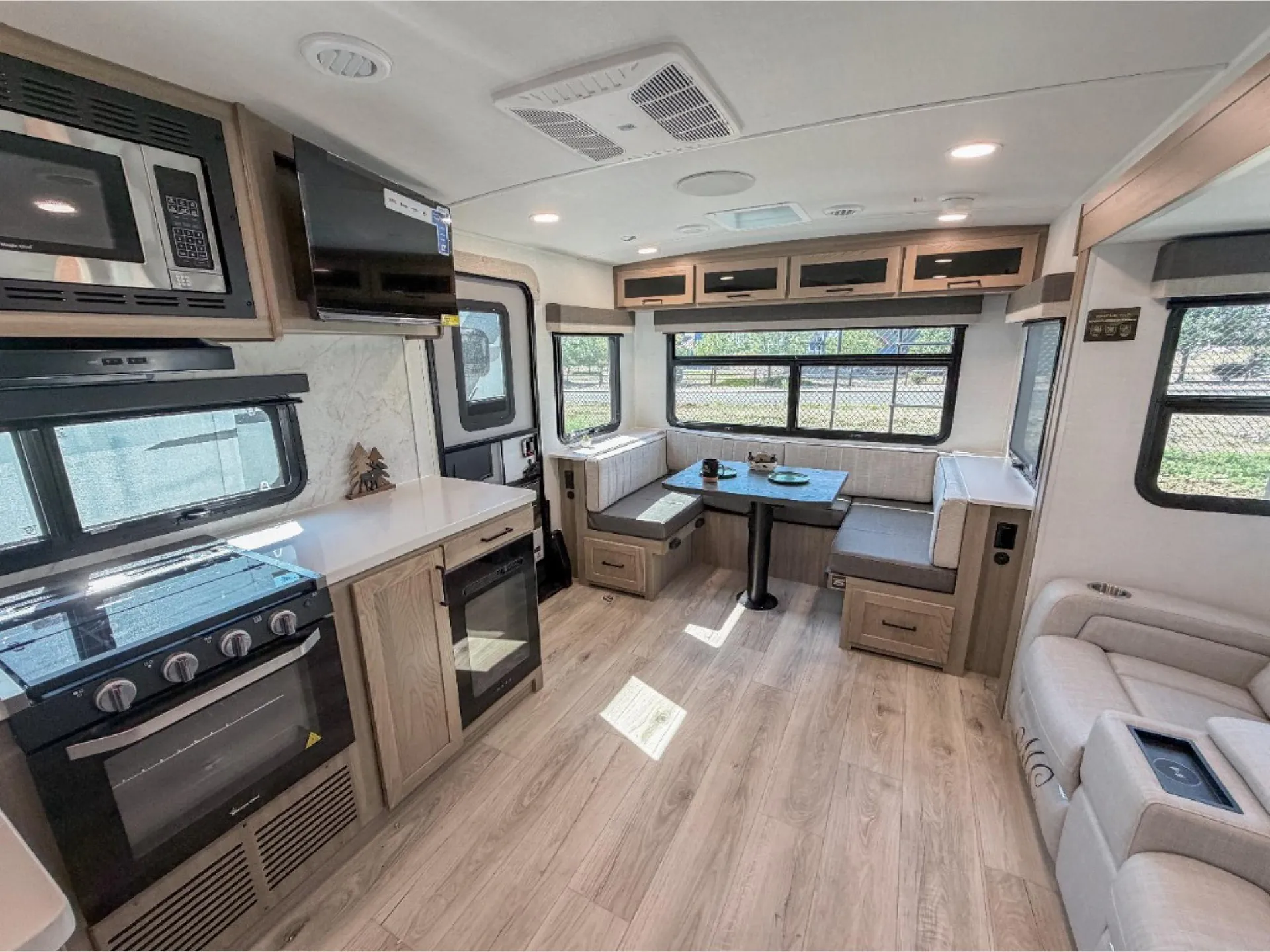 2027 Forest River Rockwood Ultra Lite 2618RD — Photo 6
