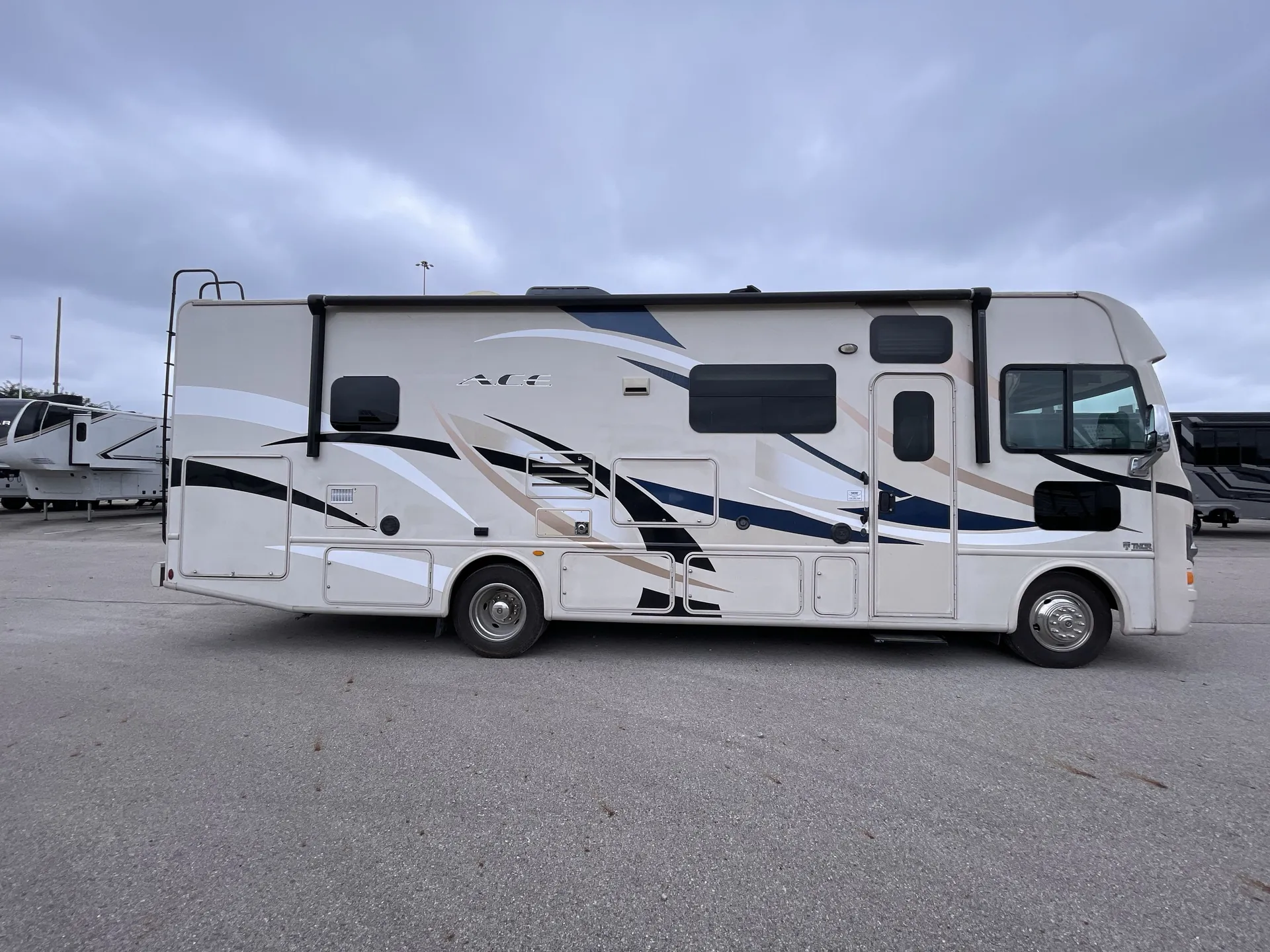 2017 Thor Motor Coach A.C.E 30.3 — campside