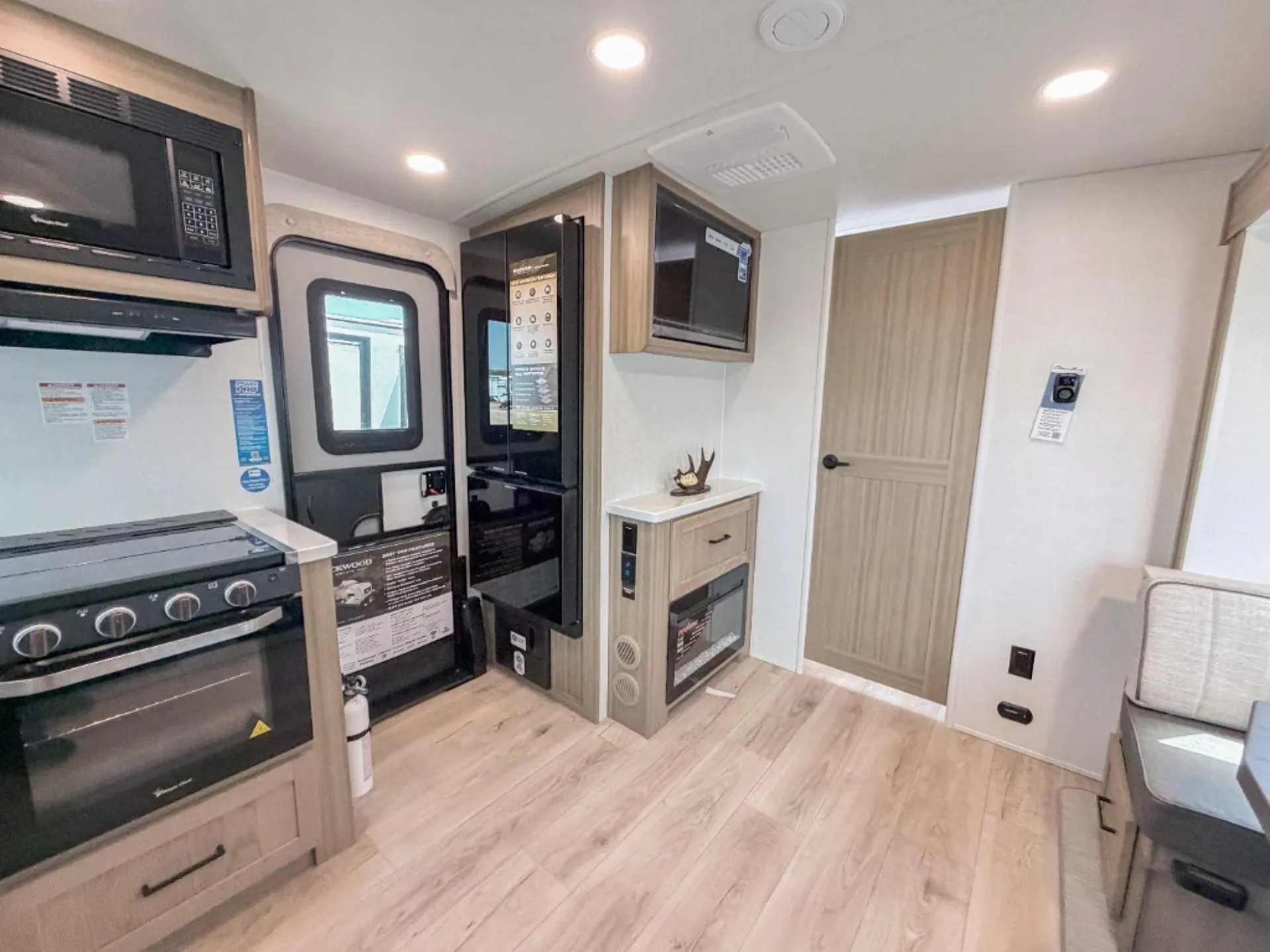 2027 Forest River Rockwood Mini Lite 2506FK — Photo 6