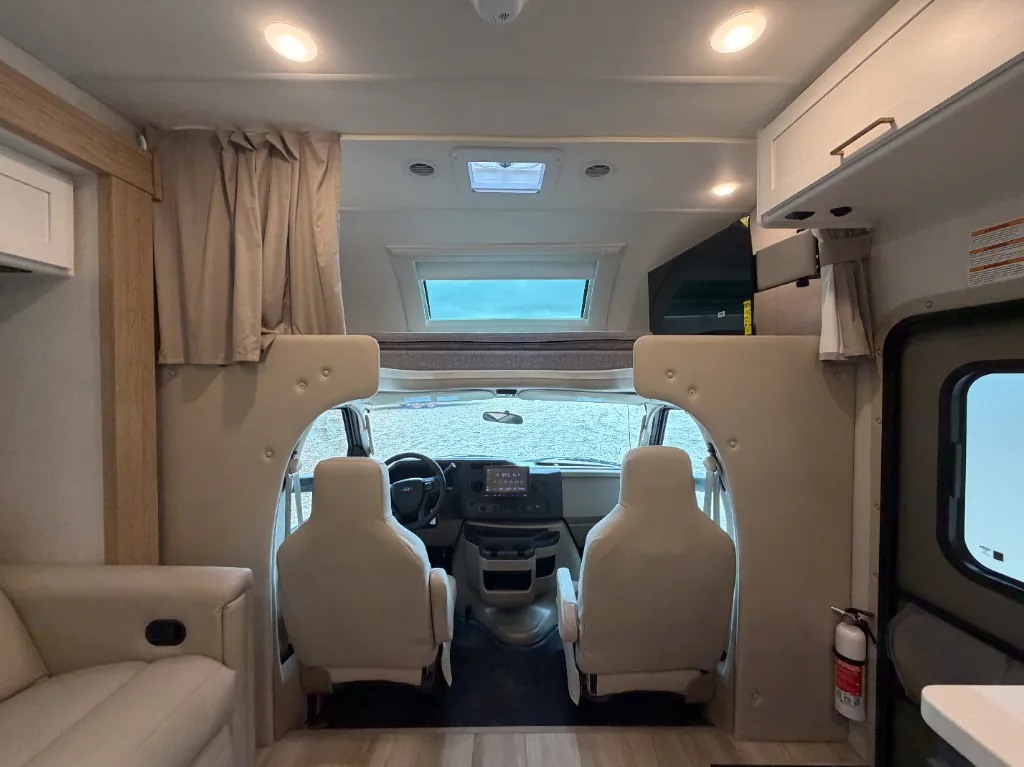 2027 Thor Motor Coach Quantum HS31, Photos photo 5