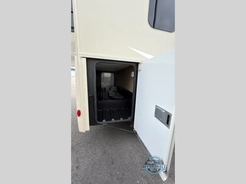 2017 Thor Motor Coach Synergy Used    SP24 - Photo 4