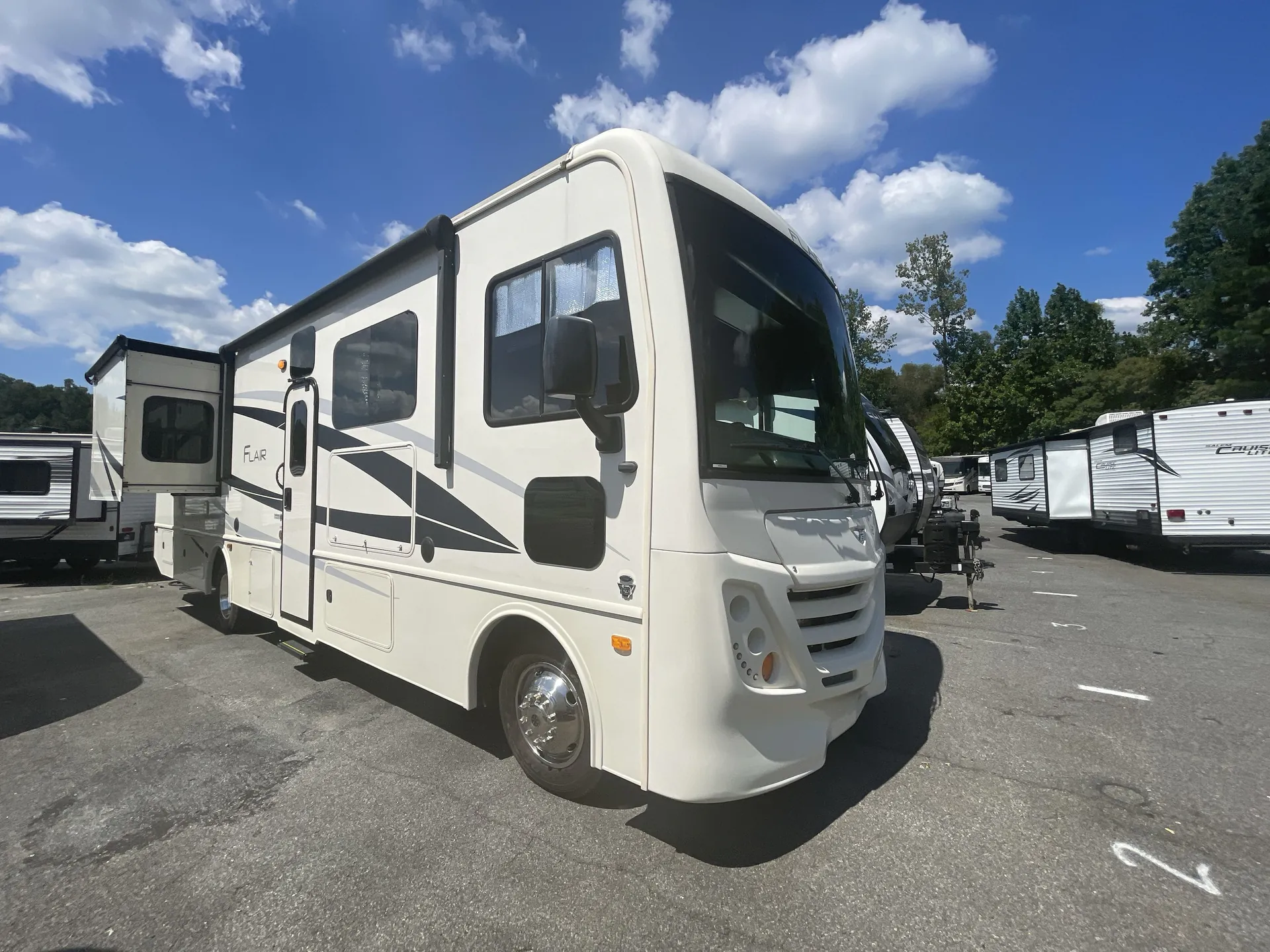 2019 Fleetwood Flair 32S - Photo 2