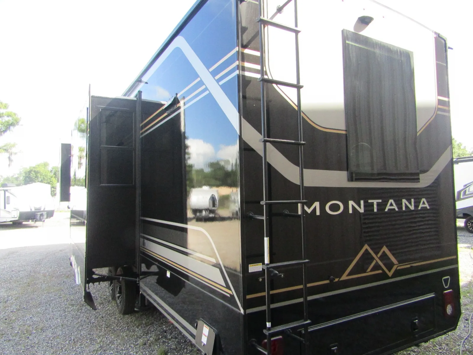 2026 Keystone Montana 3900RK - Photo 4