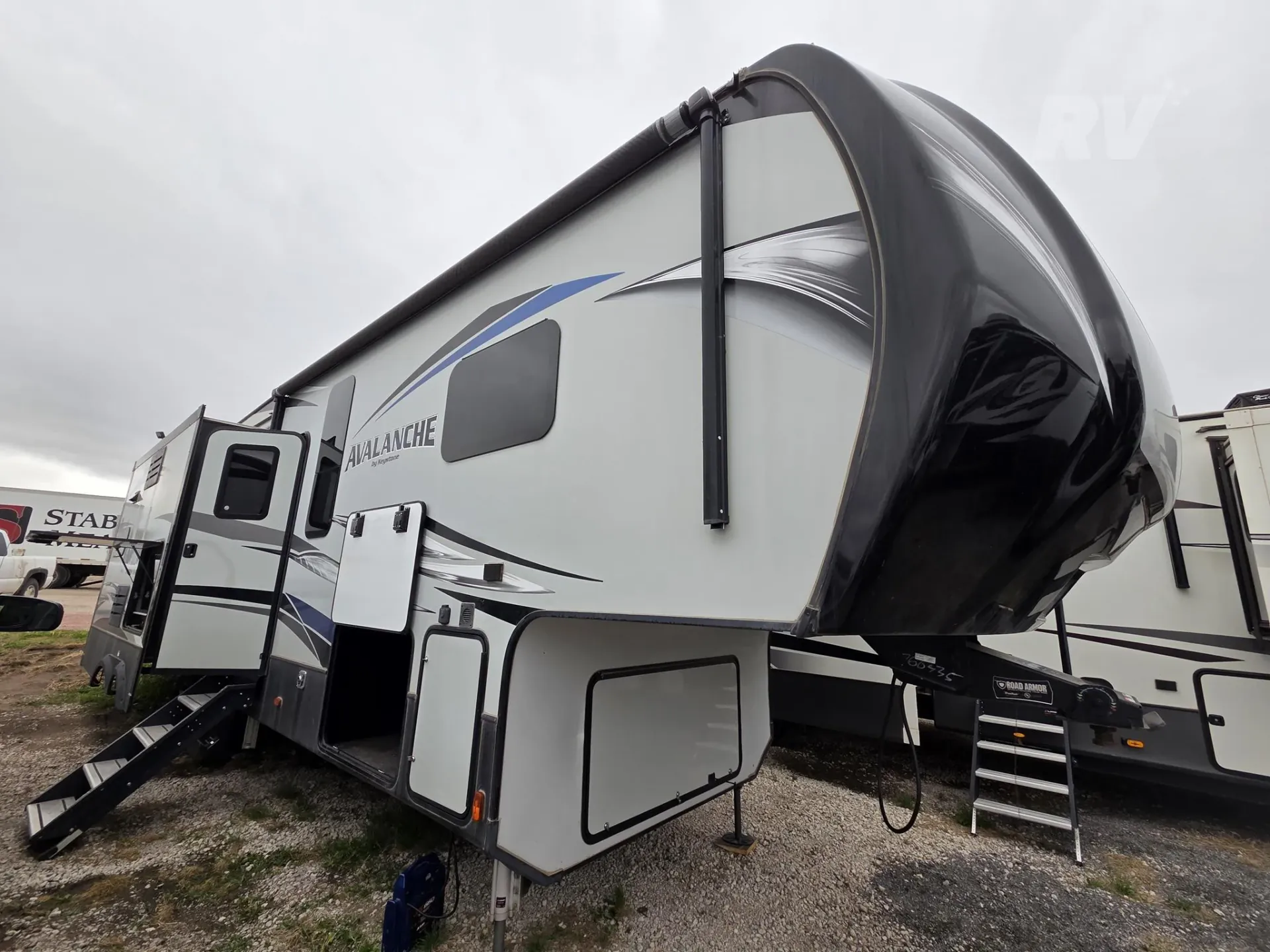 2020 Keystone Avalanche 332MK - Photo 2