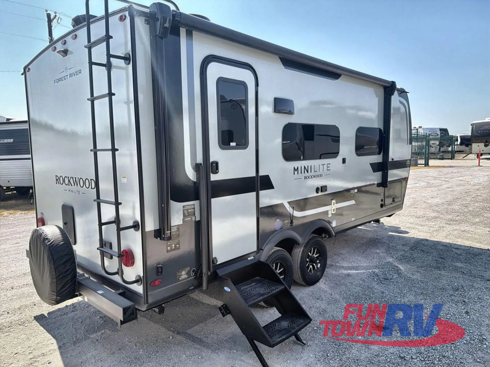 2027 Forest River Rockwood Mini Lite 2109S — Photo 6