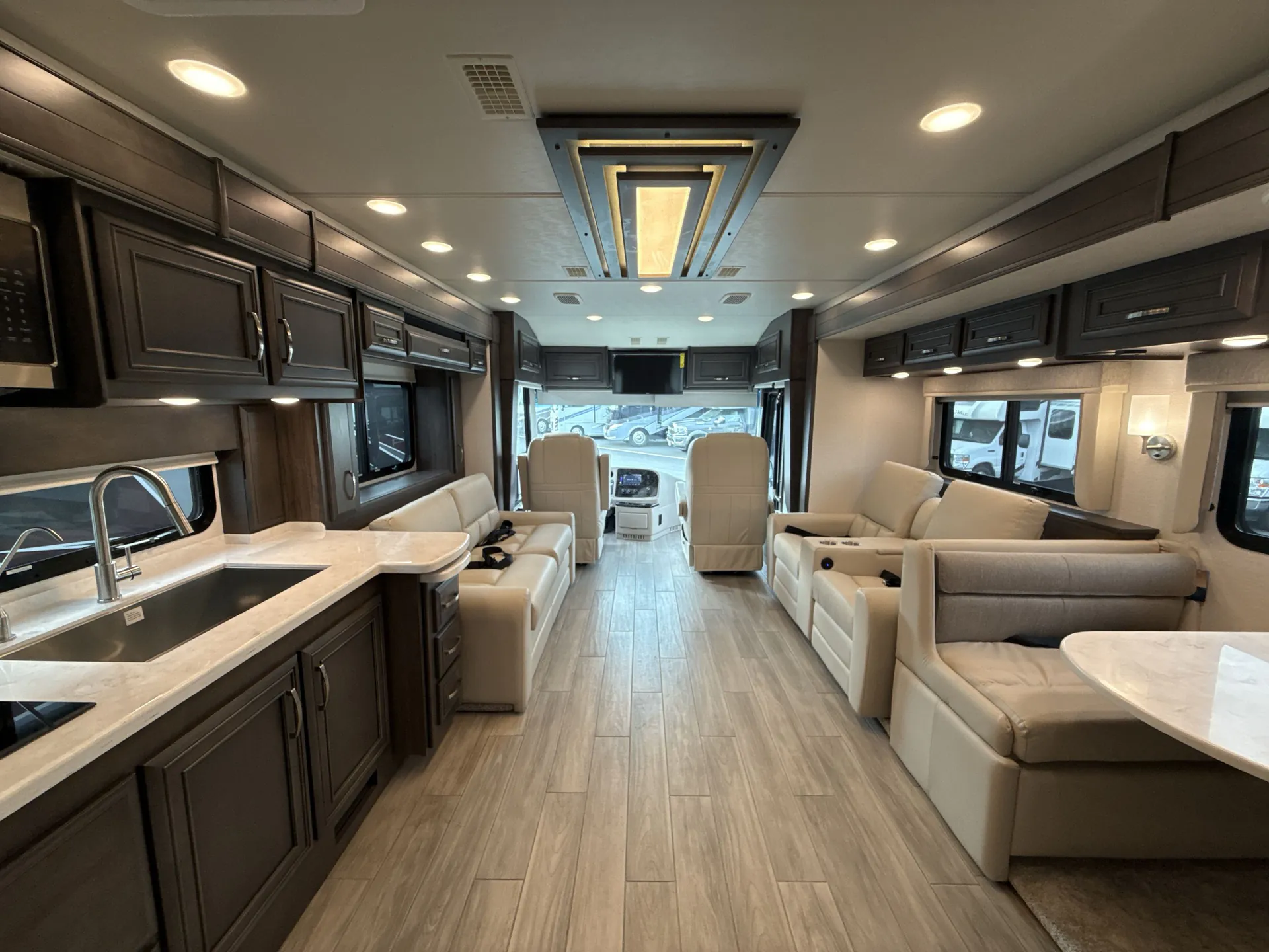 2025 entegra coach Reatta Xl 40Q2 — living area main