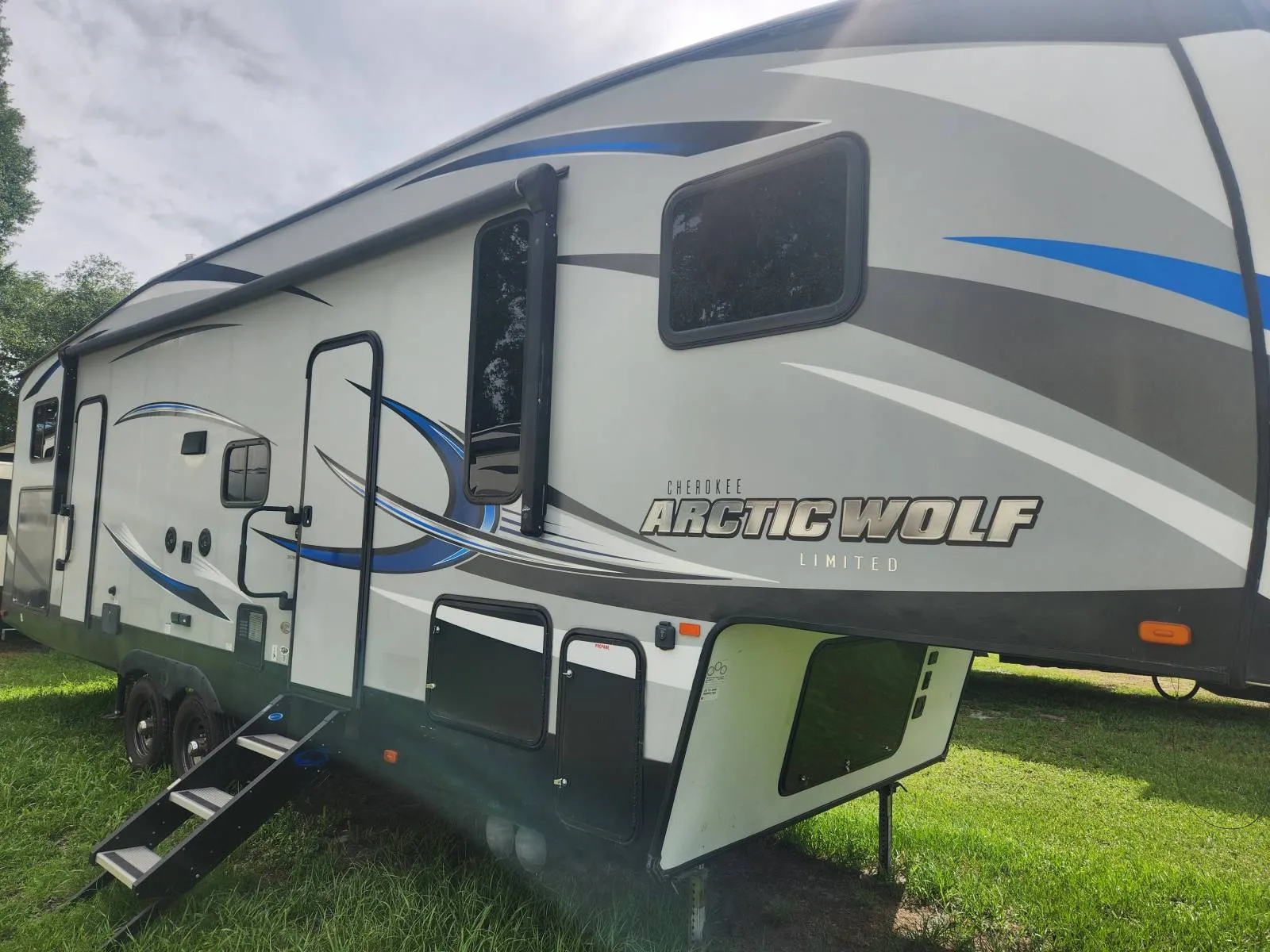 2019 Forest River ARCTIC WOLF 315TBH8 - Photo 4