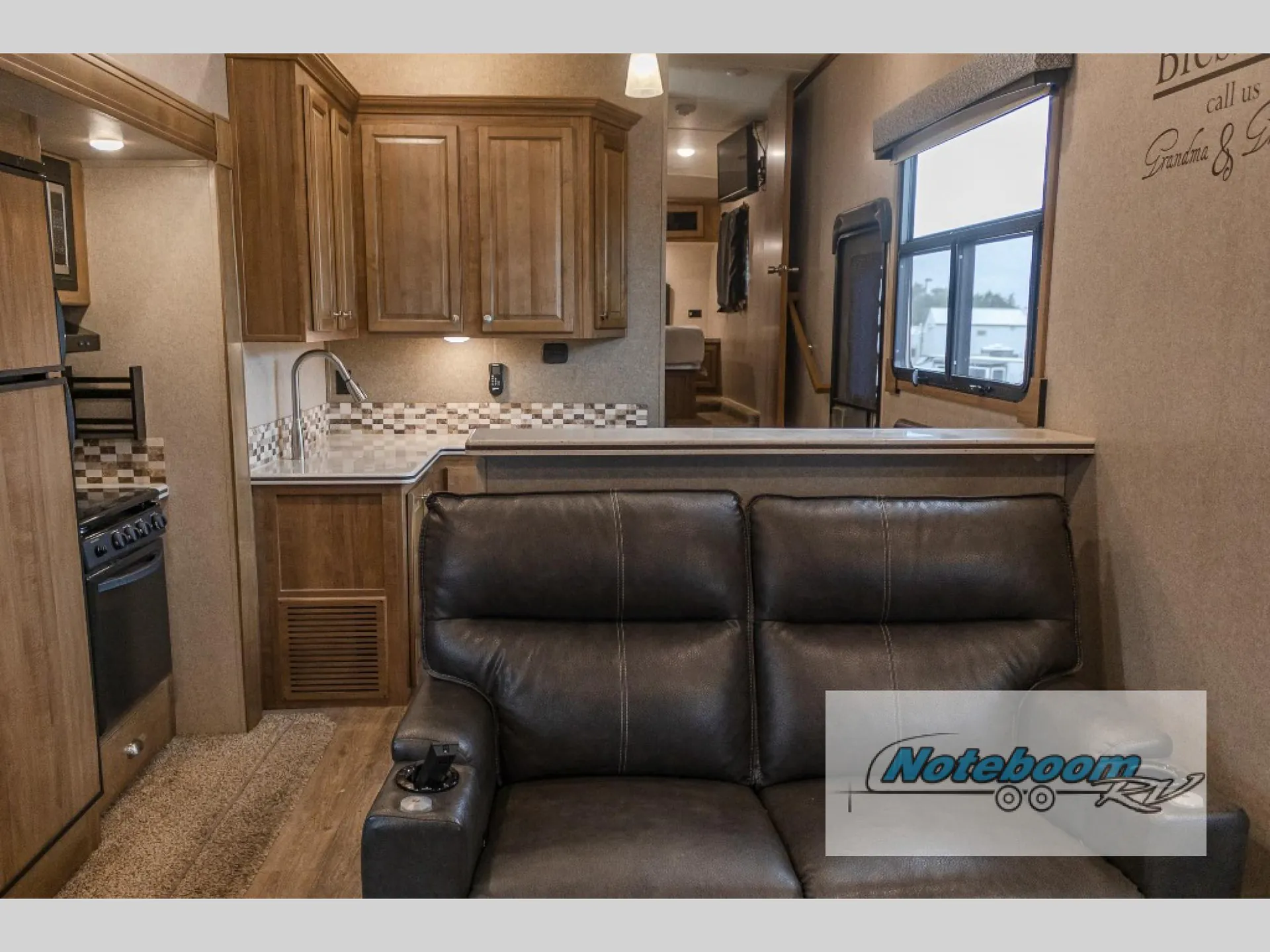 2018 Forest River Rockwood Signature Ultra Lite 8298WS — Photo 6