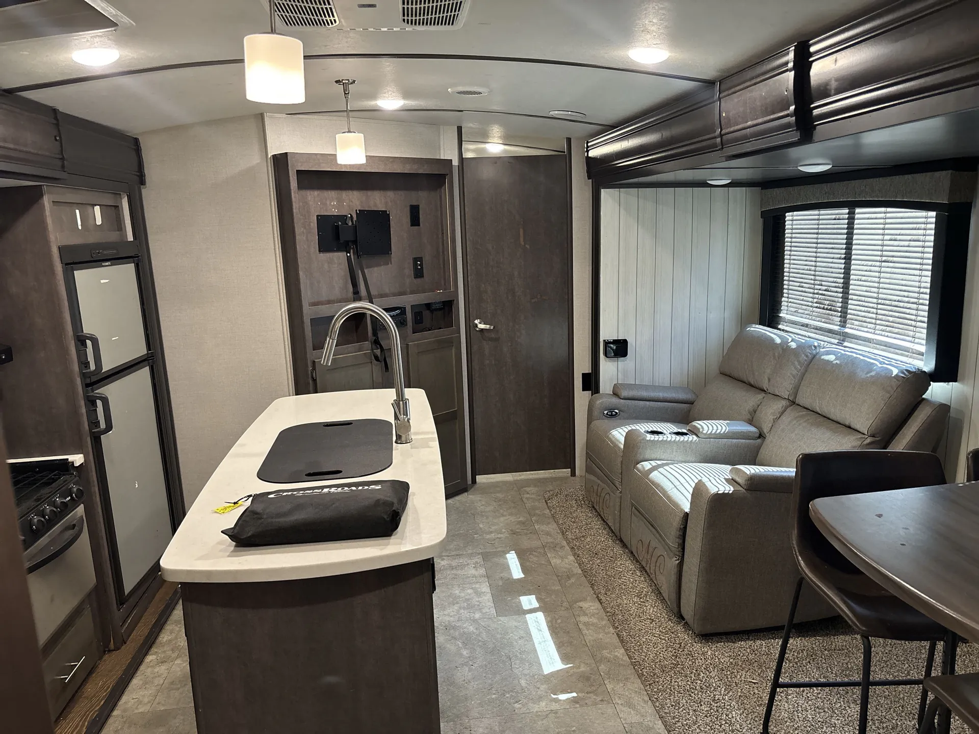 2018 crossroads Sunset Trail 331BH — living area main