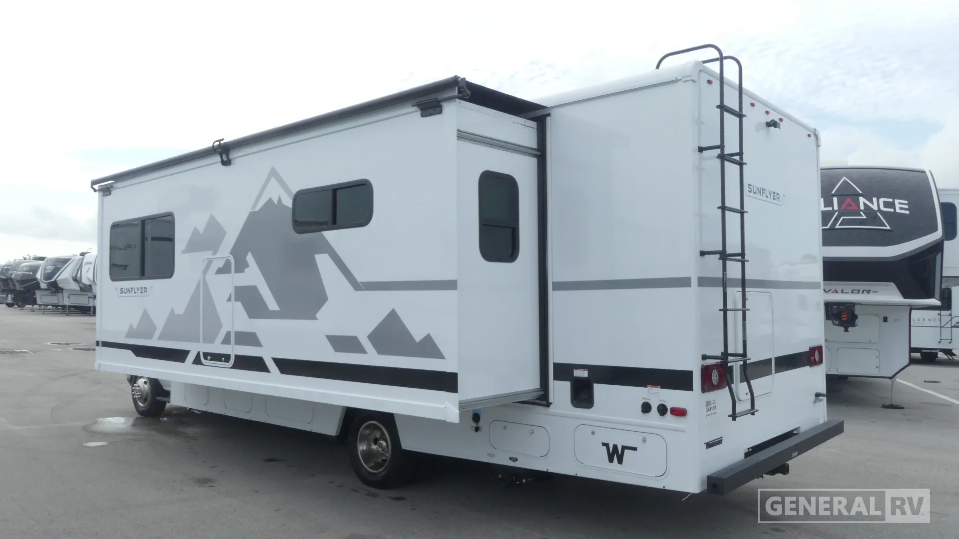 2027 Winnebago Sunflyer 28MB - Photo 4