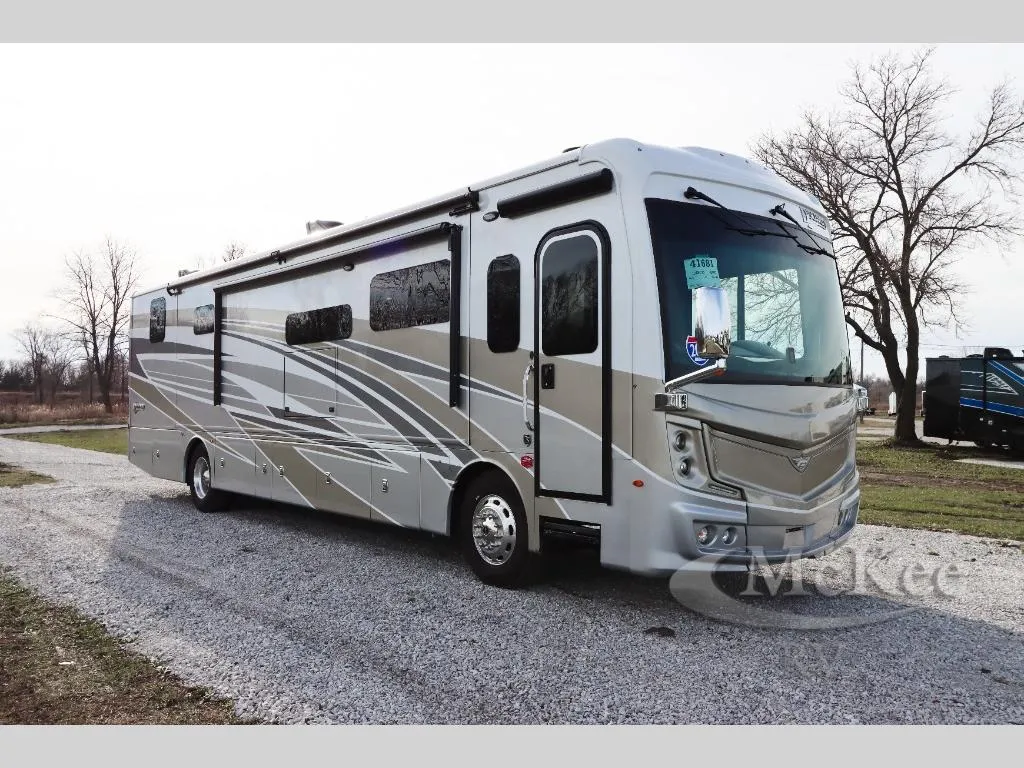 2025 Fleetwood Discovery 38W - Photo 2