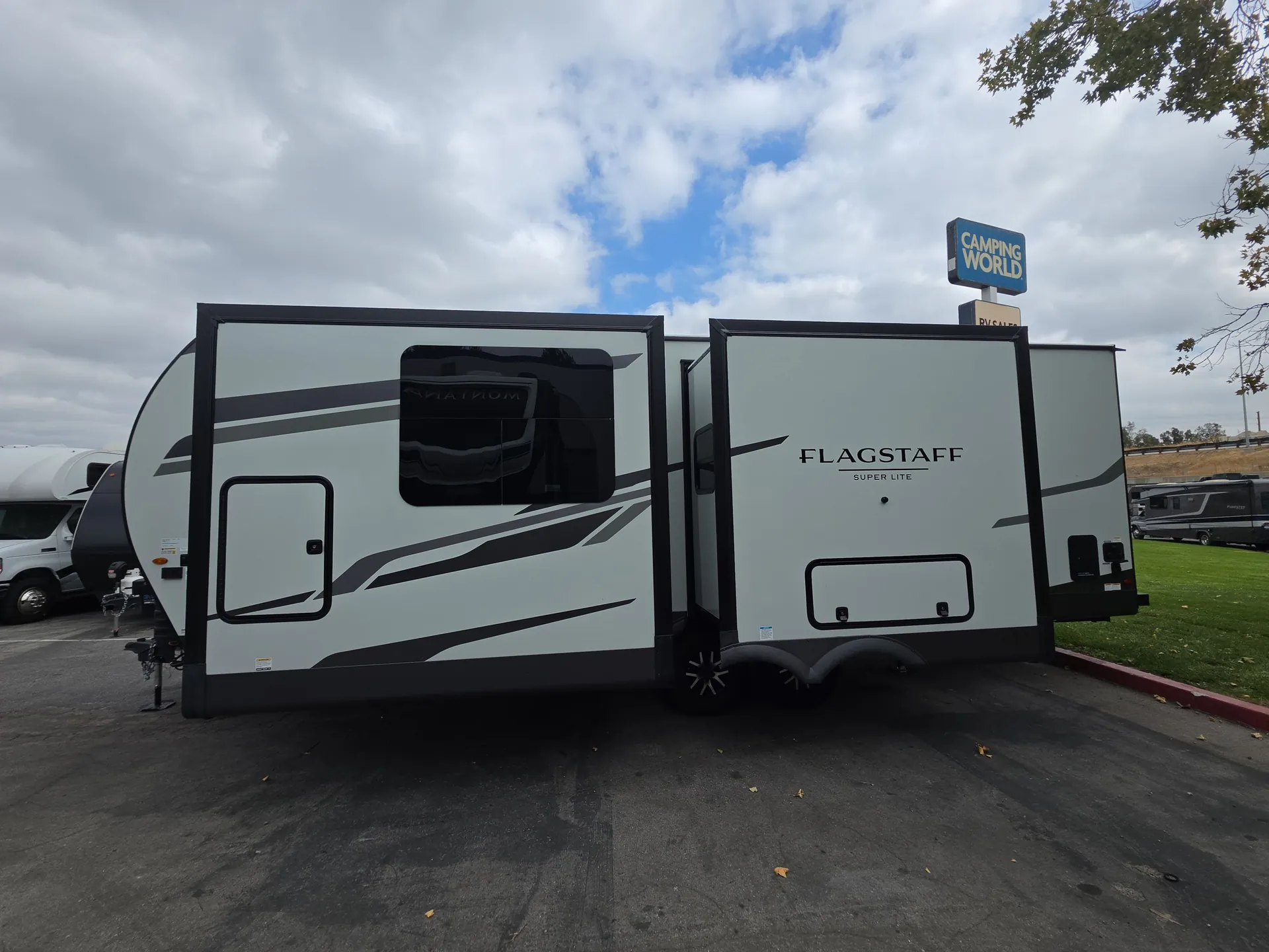 2027 Forest River Flagstaff Super Lite 26MBR — off campside