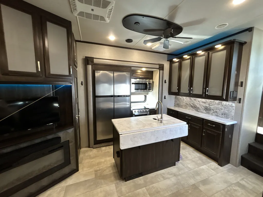 2019 Grand Design Momentum 381M, Photos photo 10