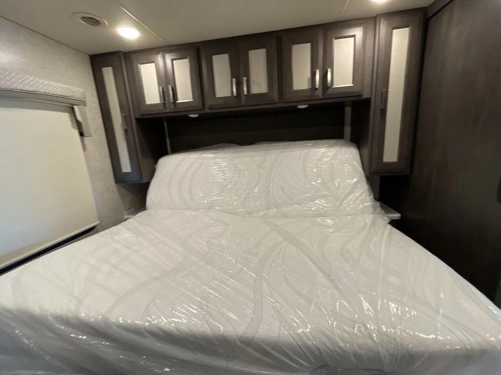 2023 Thor Motor Coach Challenger 35MQ, Photos photo 14