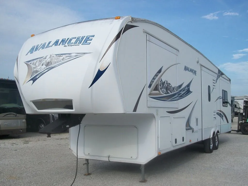 2011 Keystone Avalanche 330RE - Photo 3