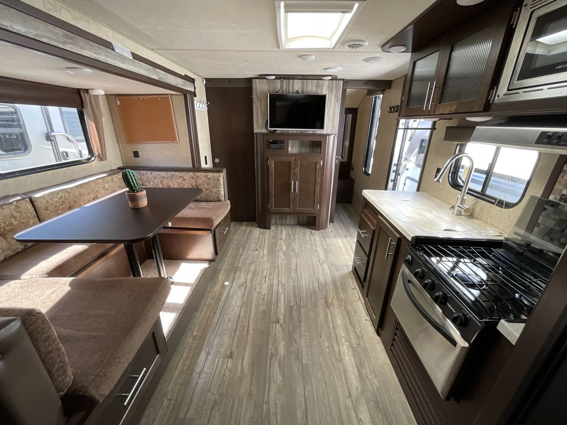 2018 Forest River Cherokee Grey Wolf 23DBH — living area main